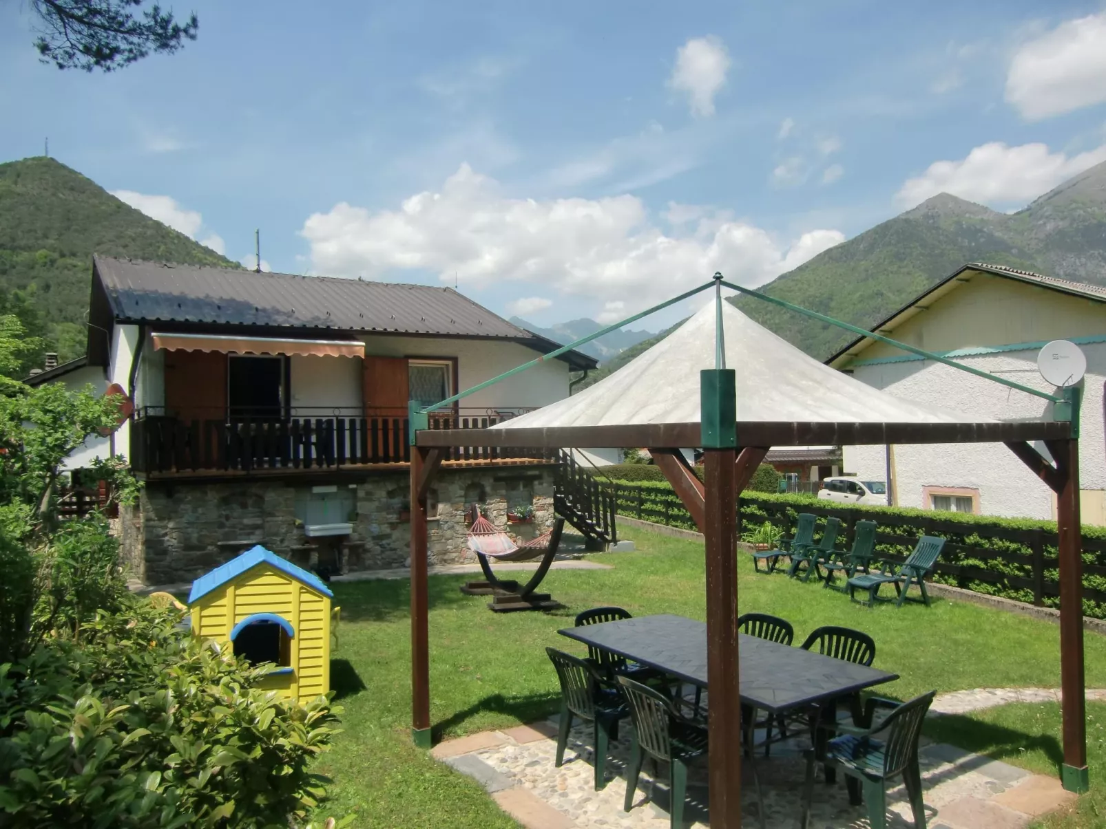 Freistehendes Haus mit eingezäuntem Privatgarten-Dedans