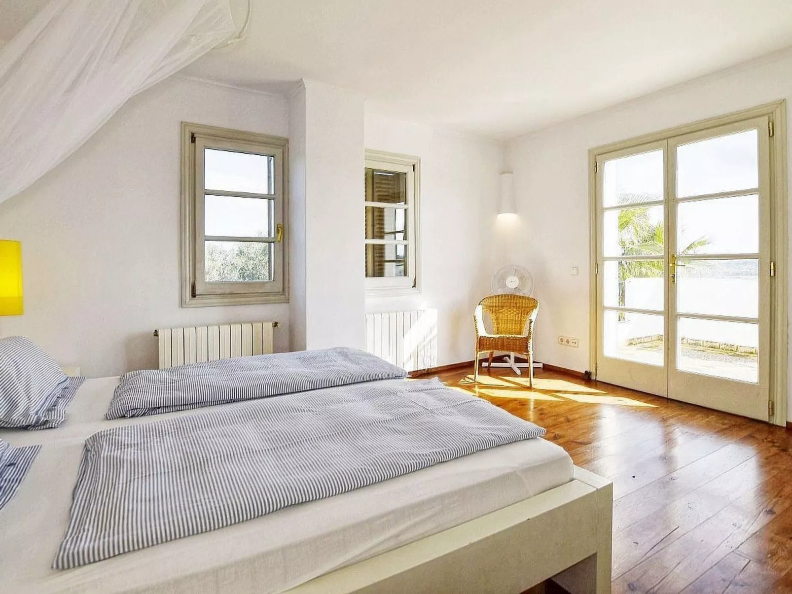 Ibizenkisches Haus mit Pool und Beachvolley-Blick-Drinnen