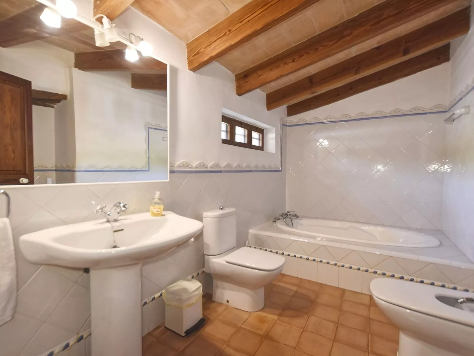 Finca mit Ruhe und Infinity-Pool-Drinnen