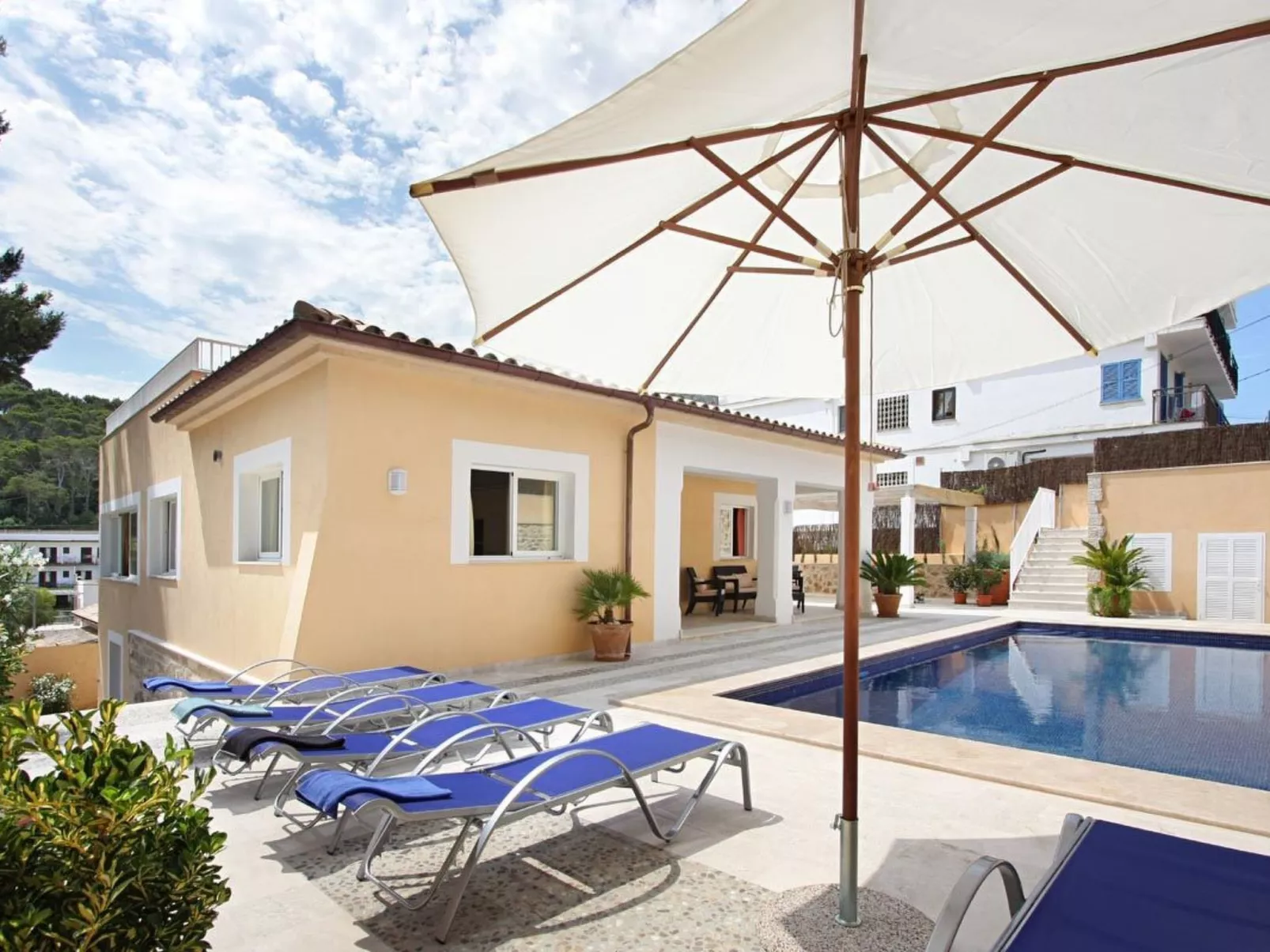 Villa Medina, Cala Sant Vicenç-Inside