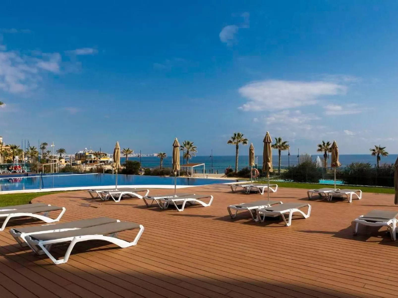 Sea Senses' Suite mit Gemeinschaftspool-Dehors