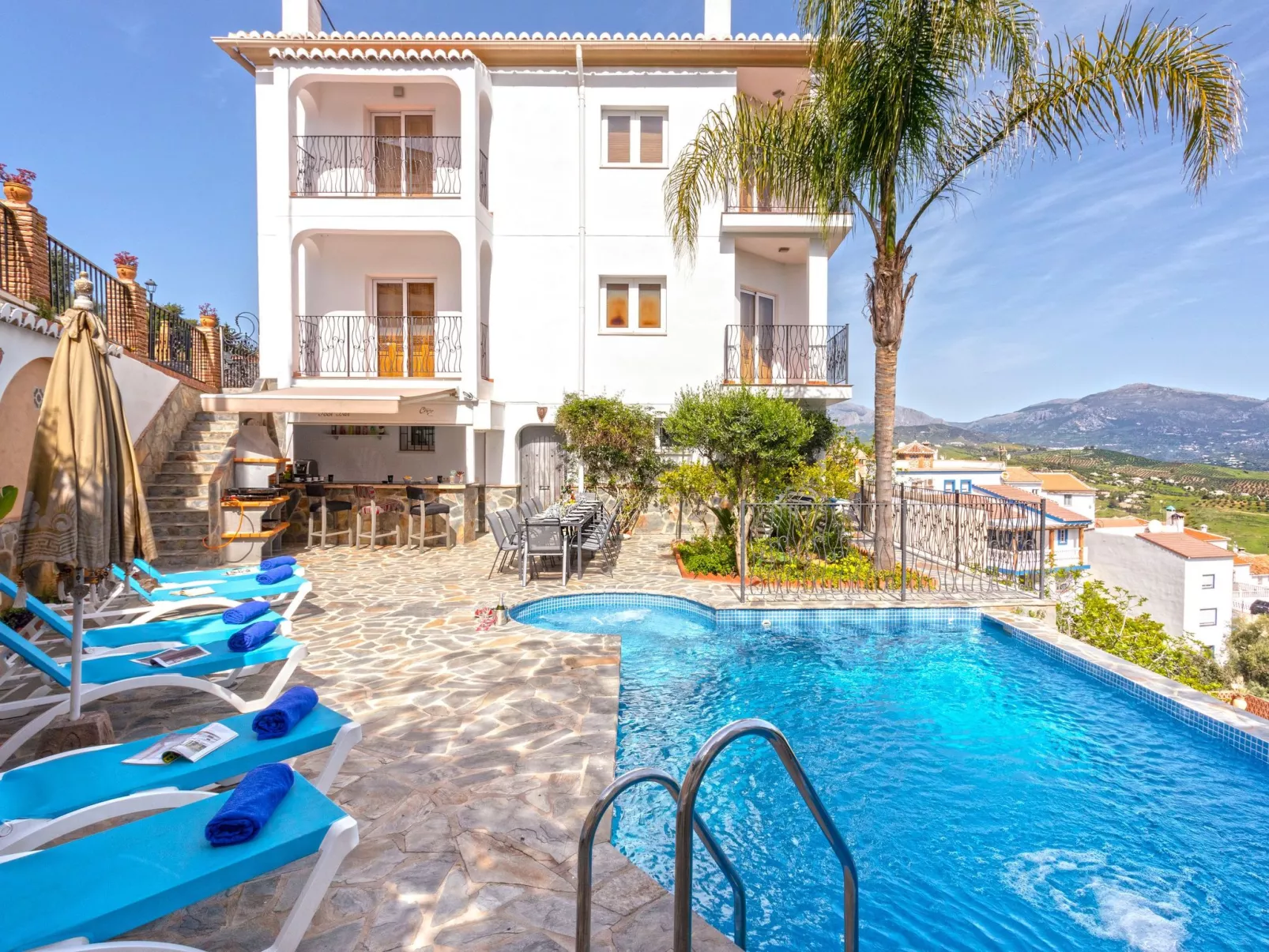 Spa-Spielzimmer mit Außen-Whirlpool und Schwimmbad-Inside