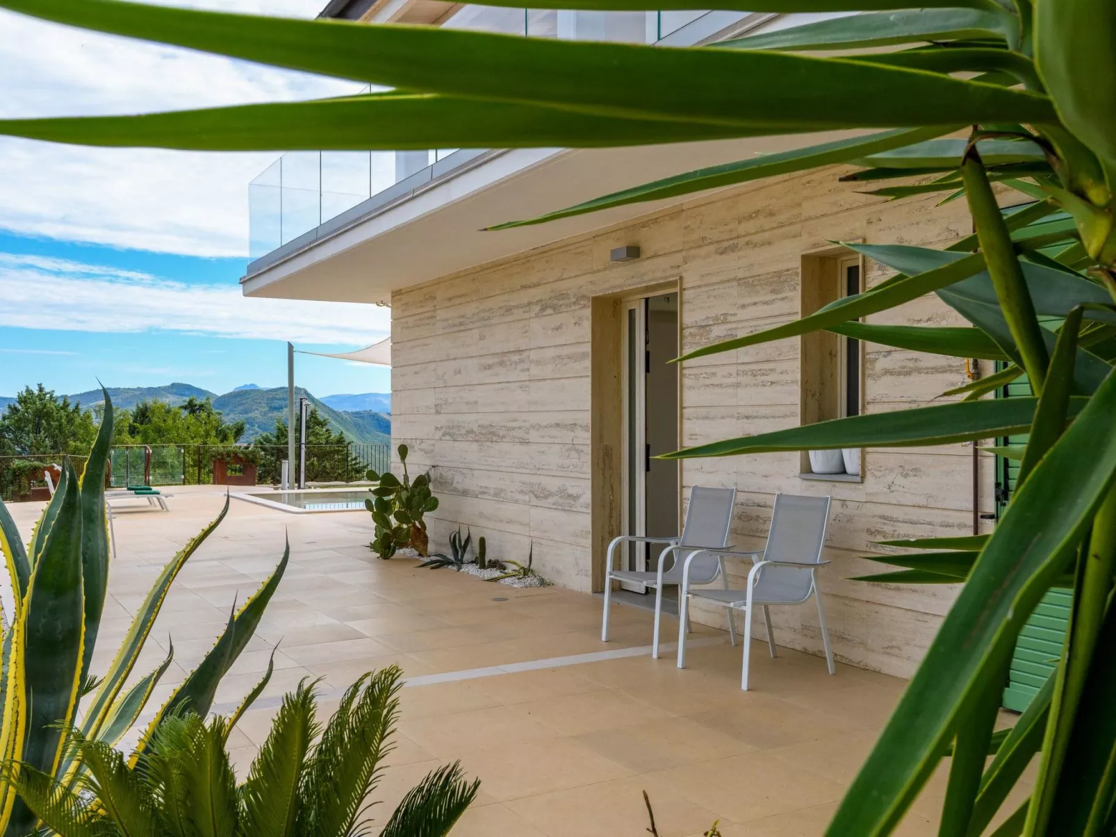 Villa Montefalcone, Außen- und Innenpool-Drinnen