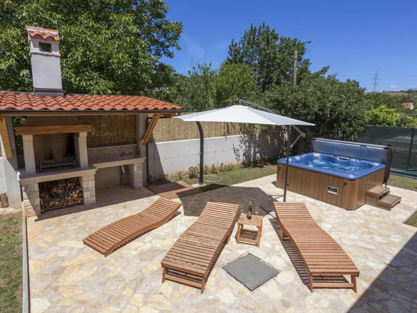 In Vintijan mit Großem Whirlpool-Outside