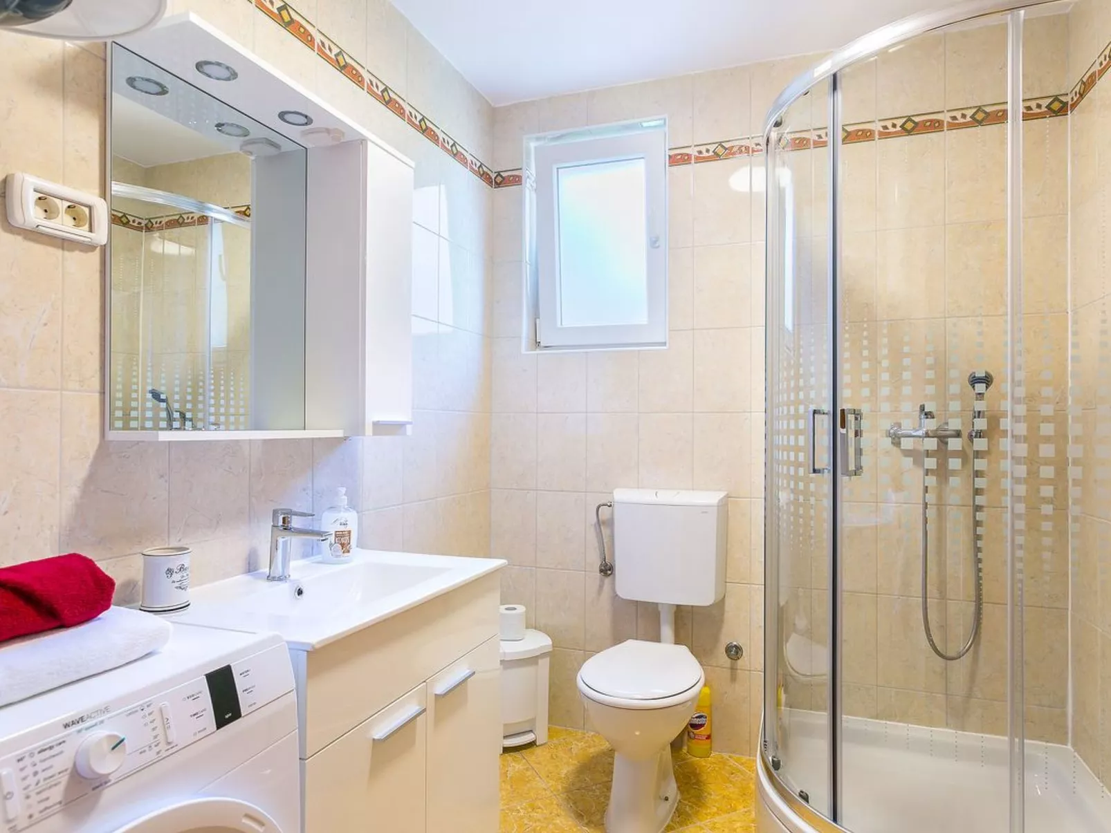 Für bis zu vier Personen, 400m vom Sandstrand-Drinnen