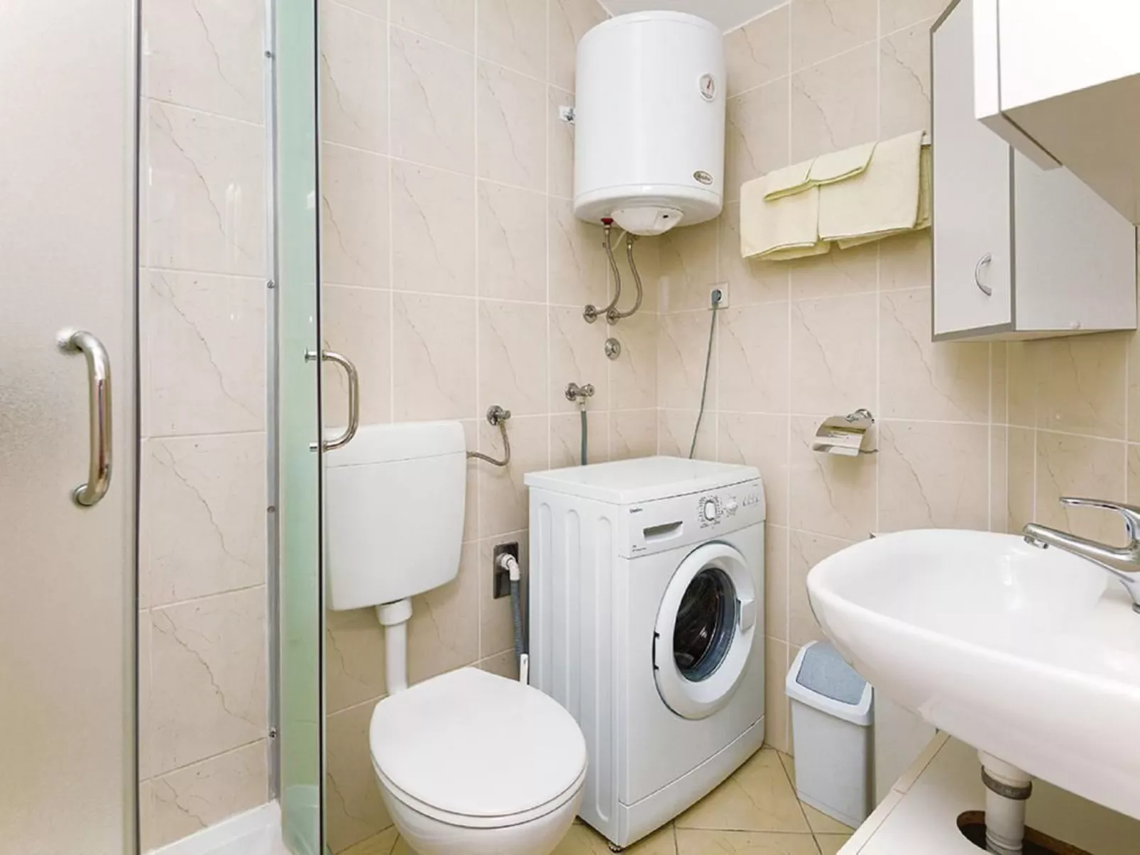 Moderne Ferienwohnung mit jacuzzi-Dedans