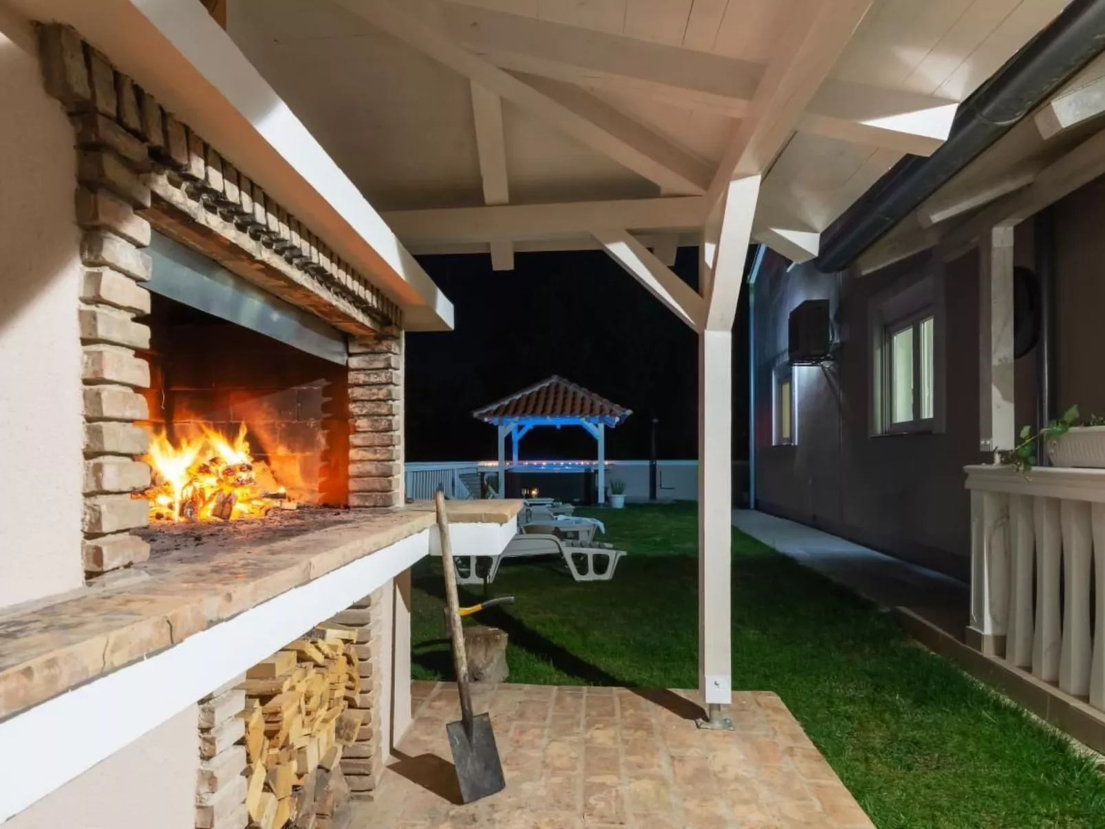 Mit Jacuzzi in Villa mit Parkplatz-Inside