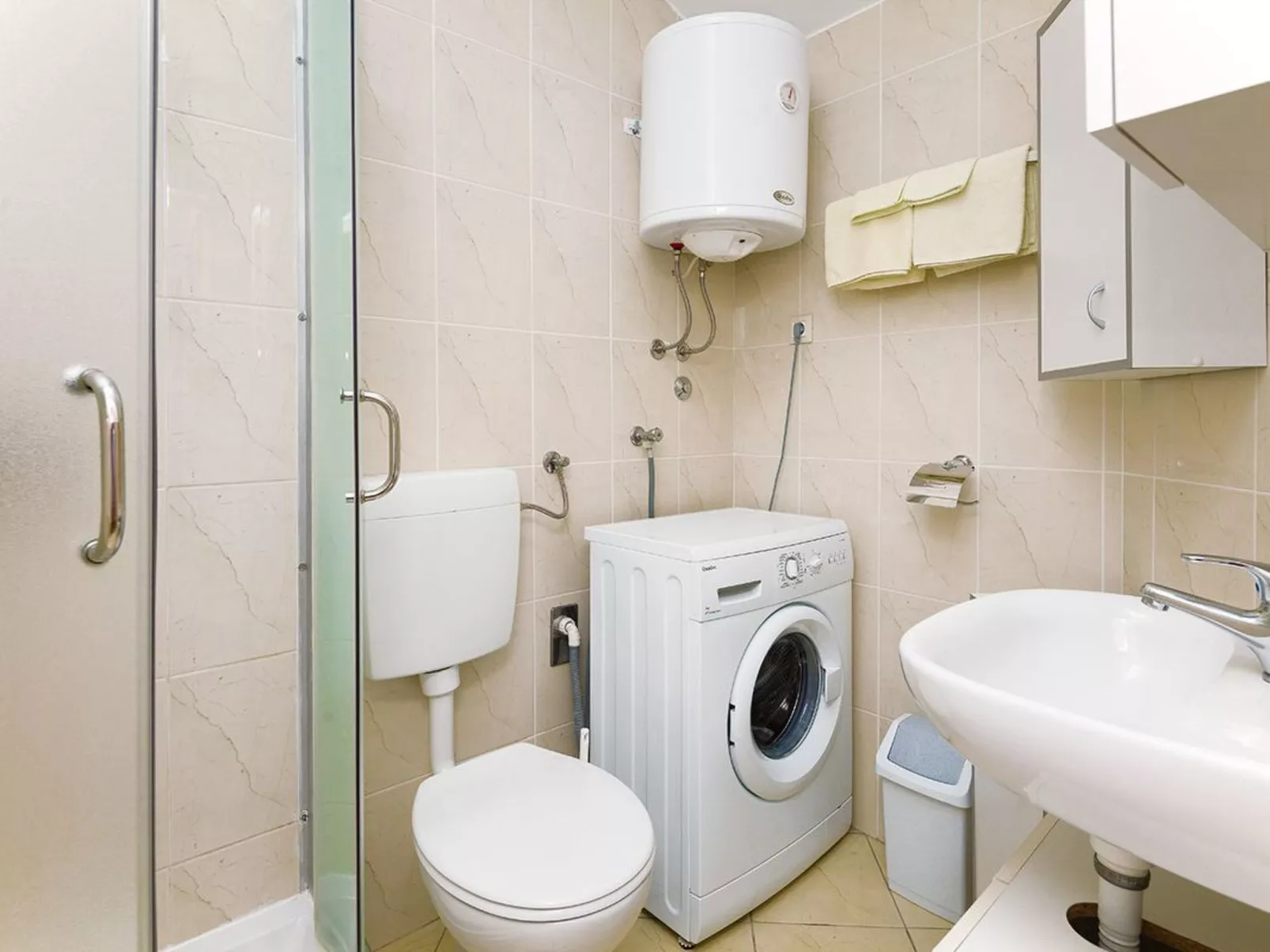 Ema Red mit Jacuzzi-Drinnen