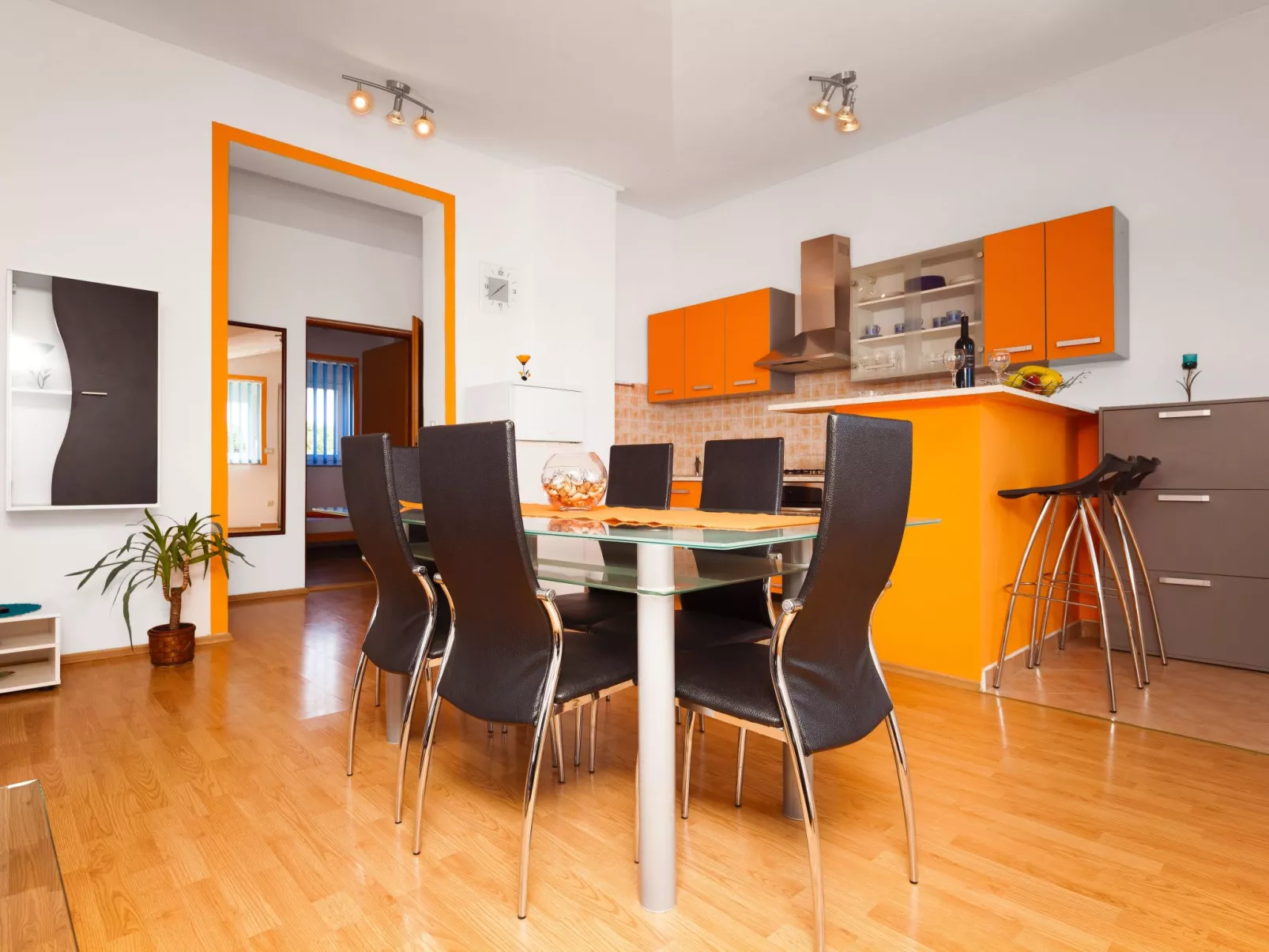 Mit Jacuzzi, Garten und Parkplatz-Dedans