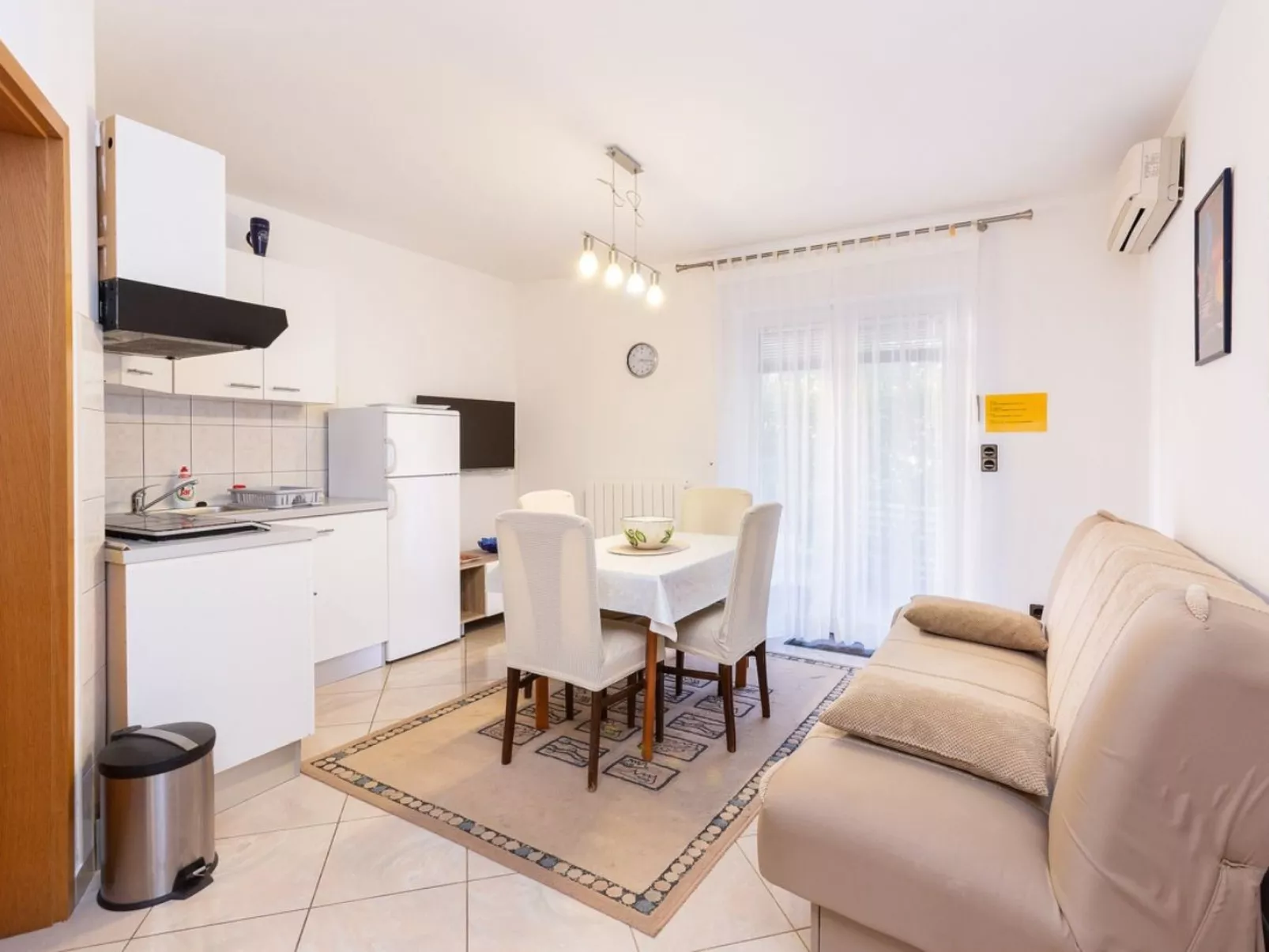 In der Nähe des Sandstrandes-Inside