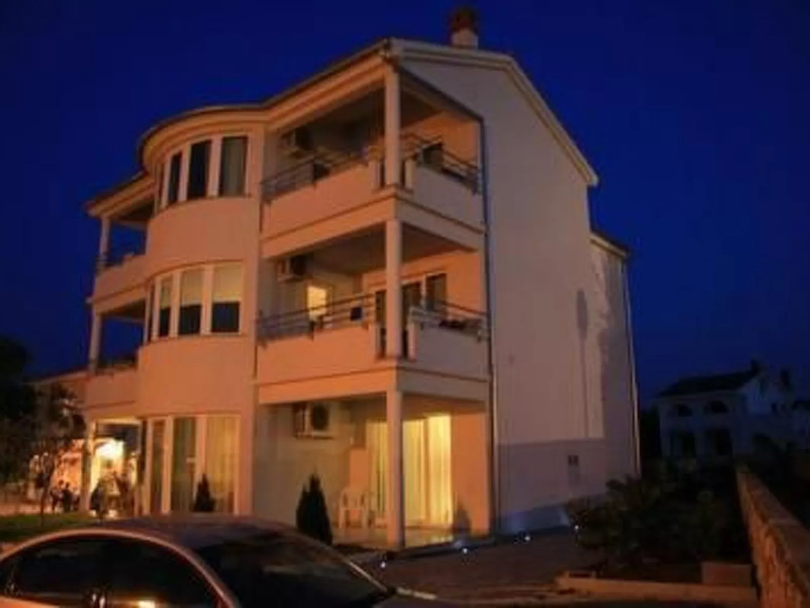 Mit Blick auf das Wasser-Outside