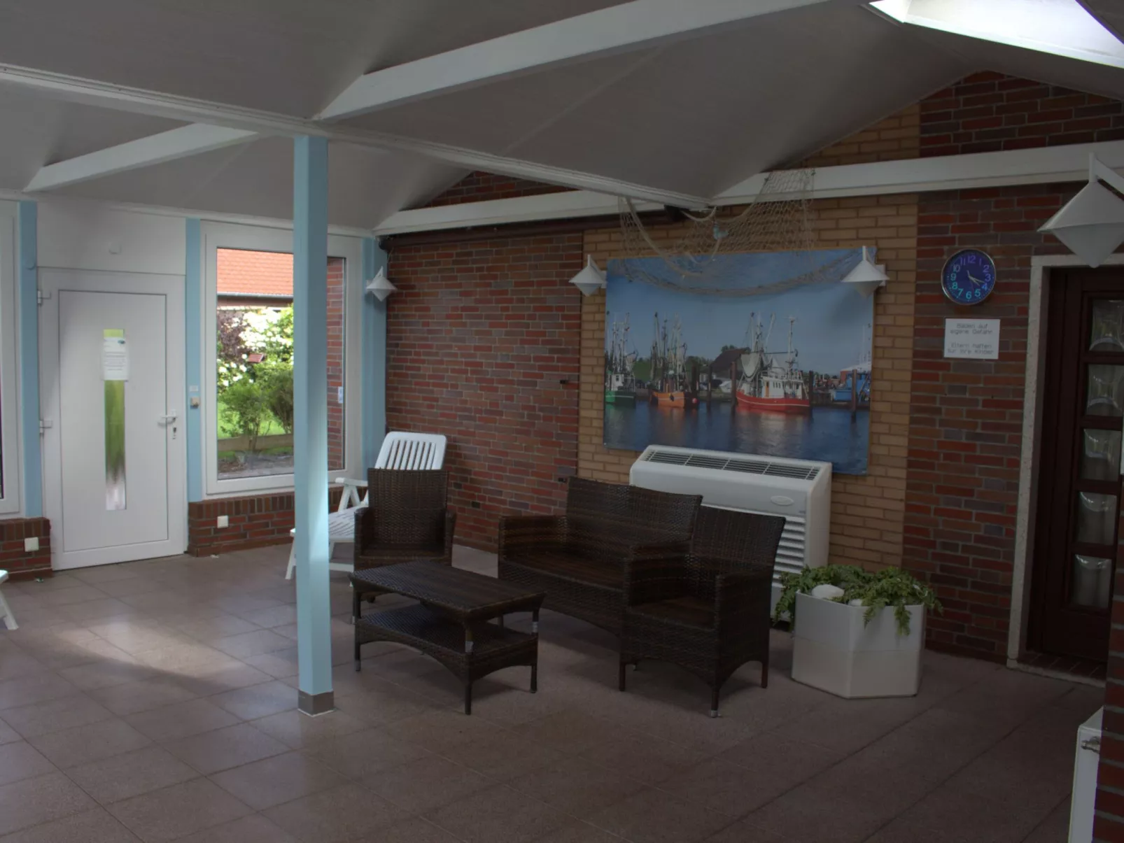 Geräumige Ferienwohnung in Burhave mit Grill, Garten und Pool-Draußen