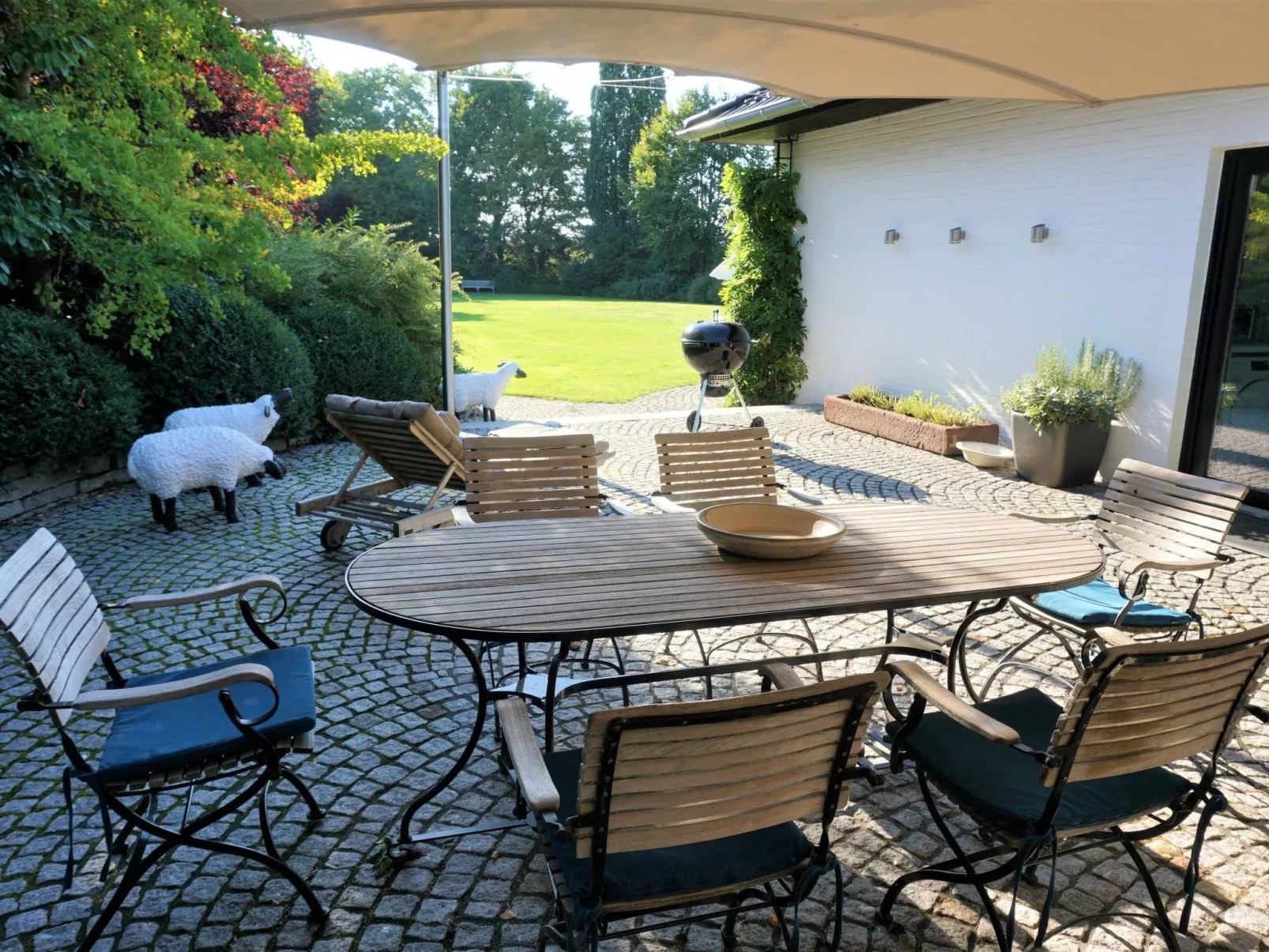 Großzügiges Haus mit traumhafter Gartenanlage-Draußen