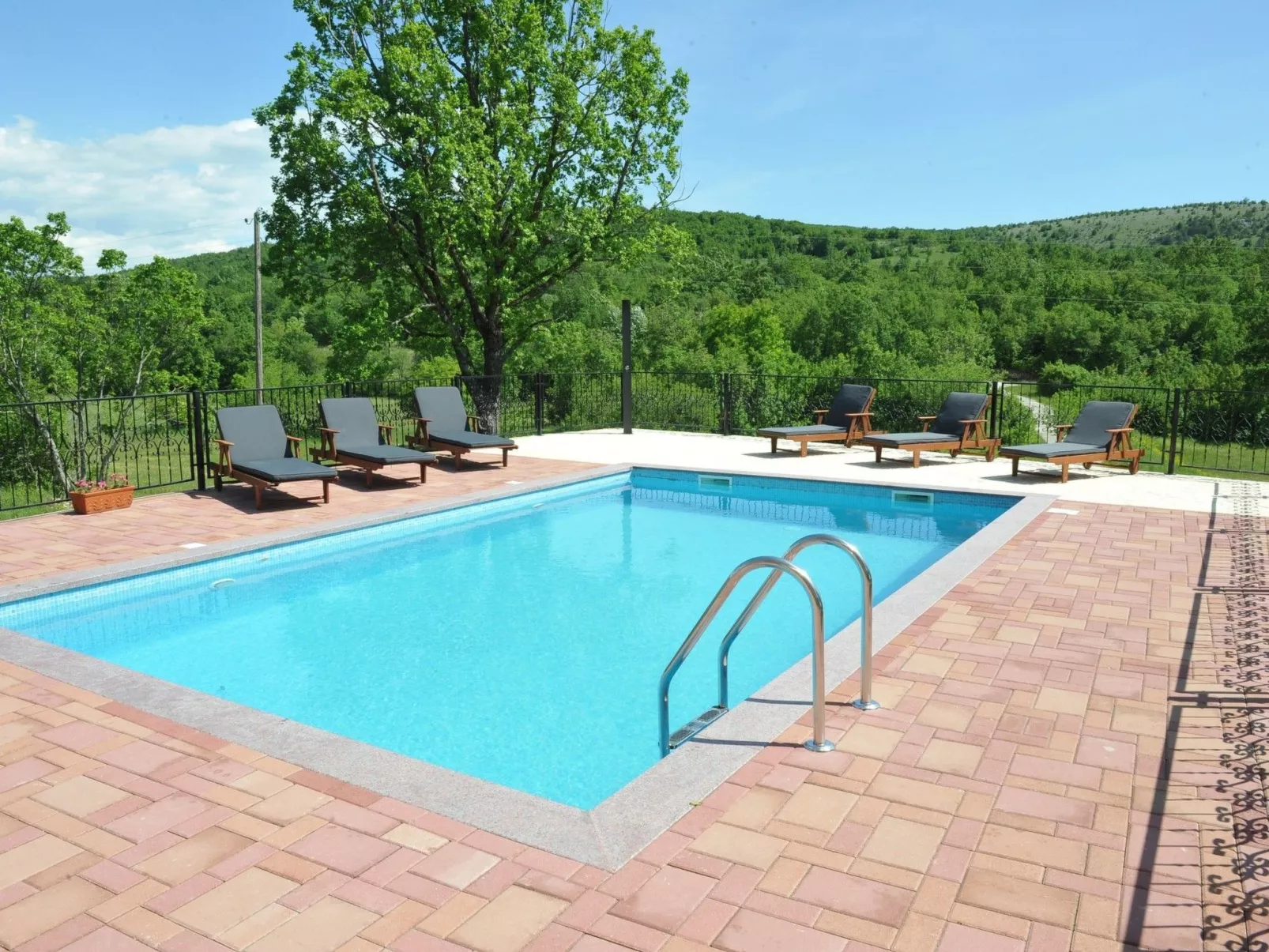 Alleinstehendes Ferienhaus mit Swimmingpool-Drinnen