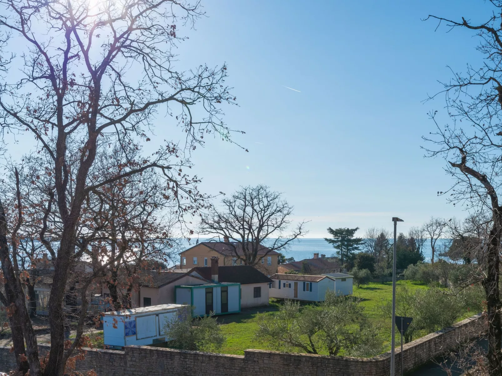 Mit eigenem Garten und Terrasse-Outside
