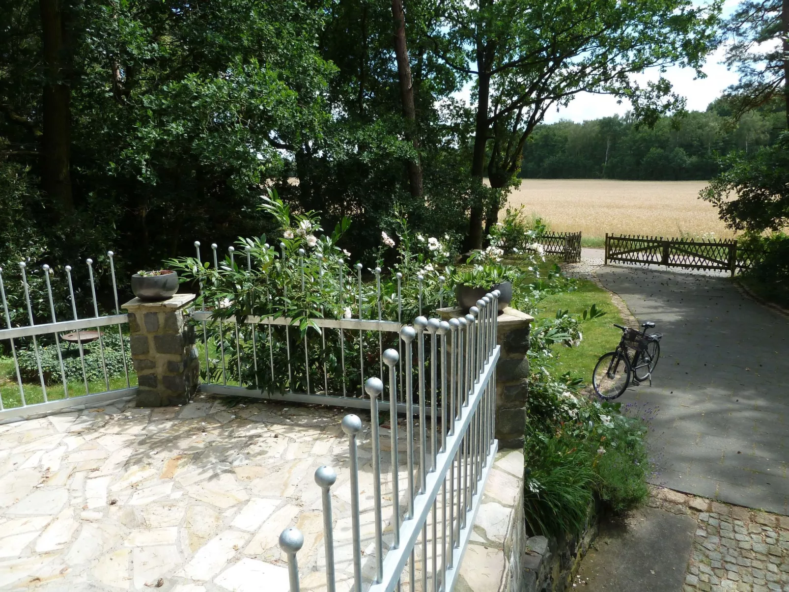 In ruhiger Lage am Waldrand mit Terrasse und großem Grundstück-Inside