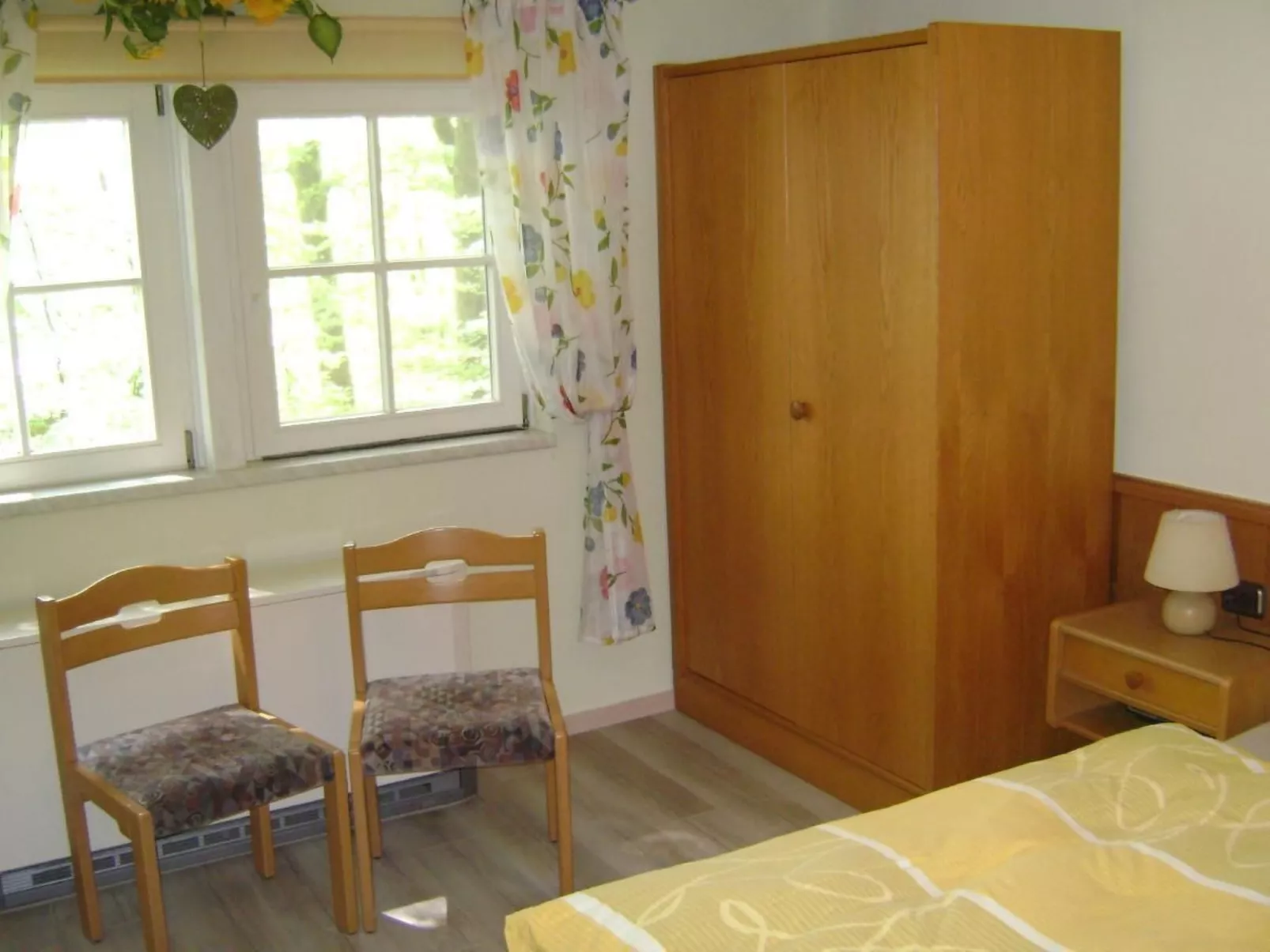 Mit Blick auf die Berge-Dedans