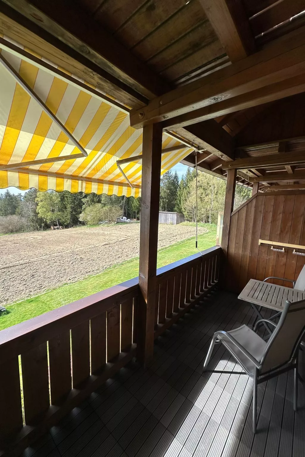 Rachel mit herrlichem Ausblick-Draußen