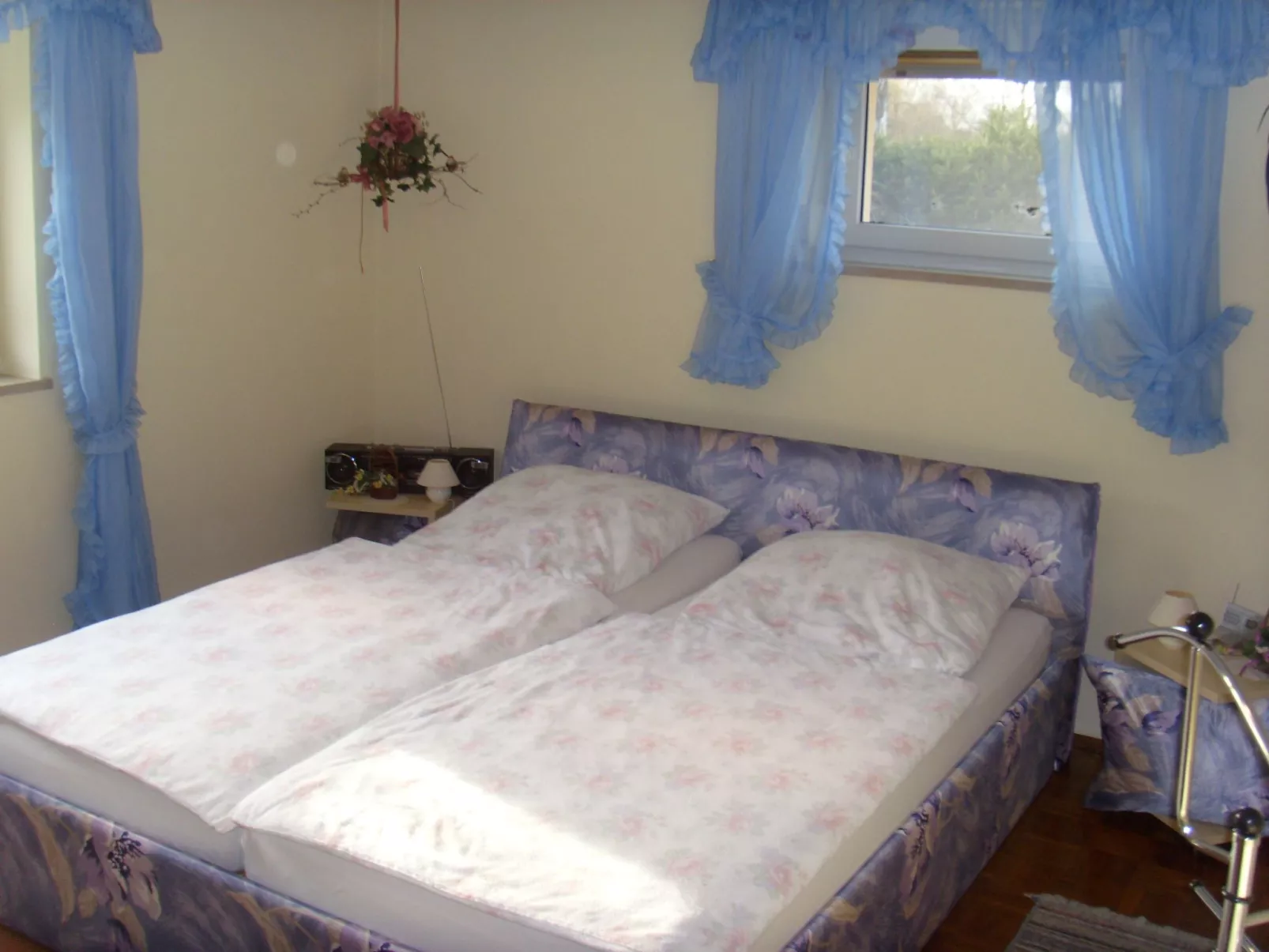 Mit Blick zur Wallfahrtskirche-Inside