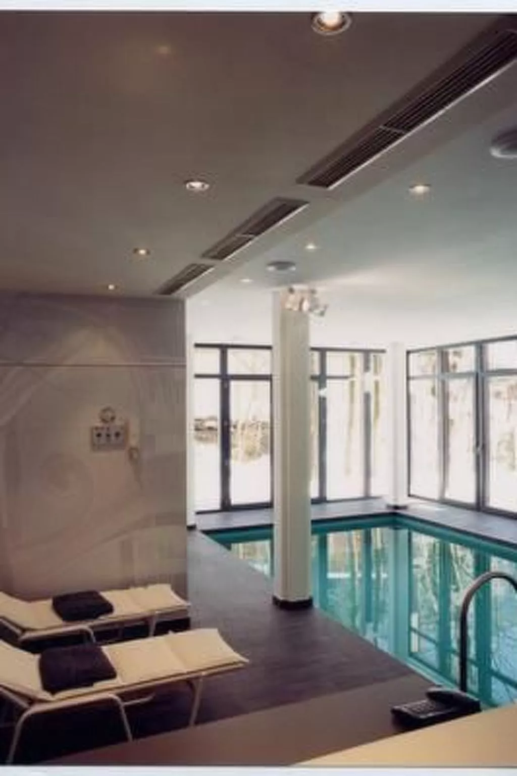 Modernes Luxusapartment am Hang, Wellnessbereich-Drinnen