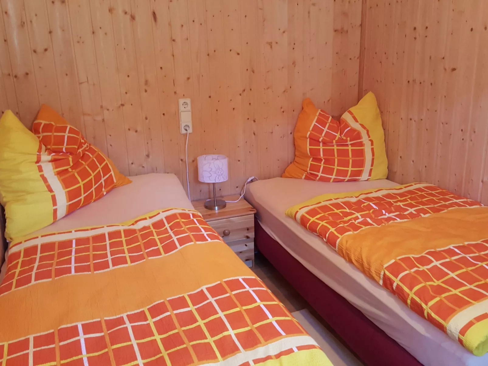 Holz-Bungalow mit Terrasse - Drinnen