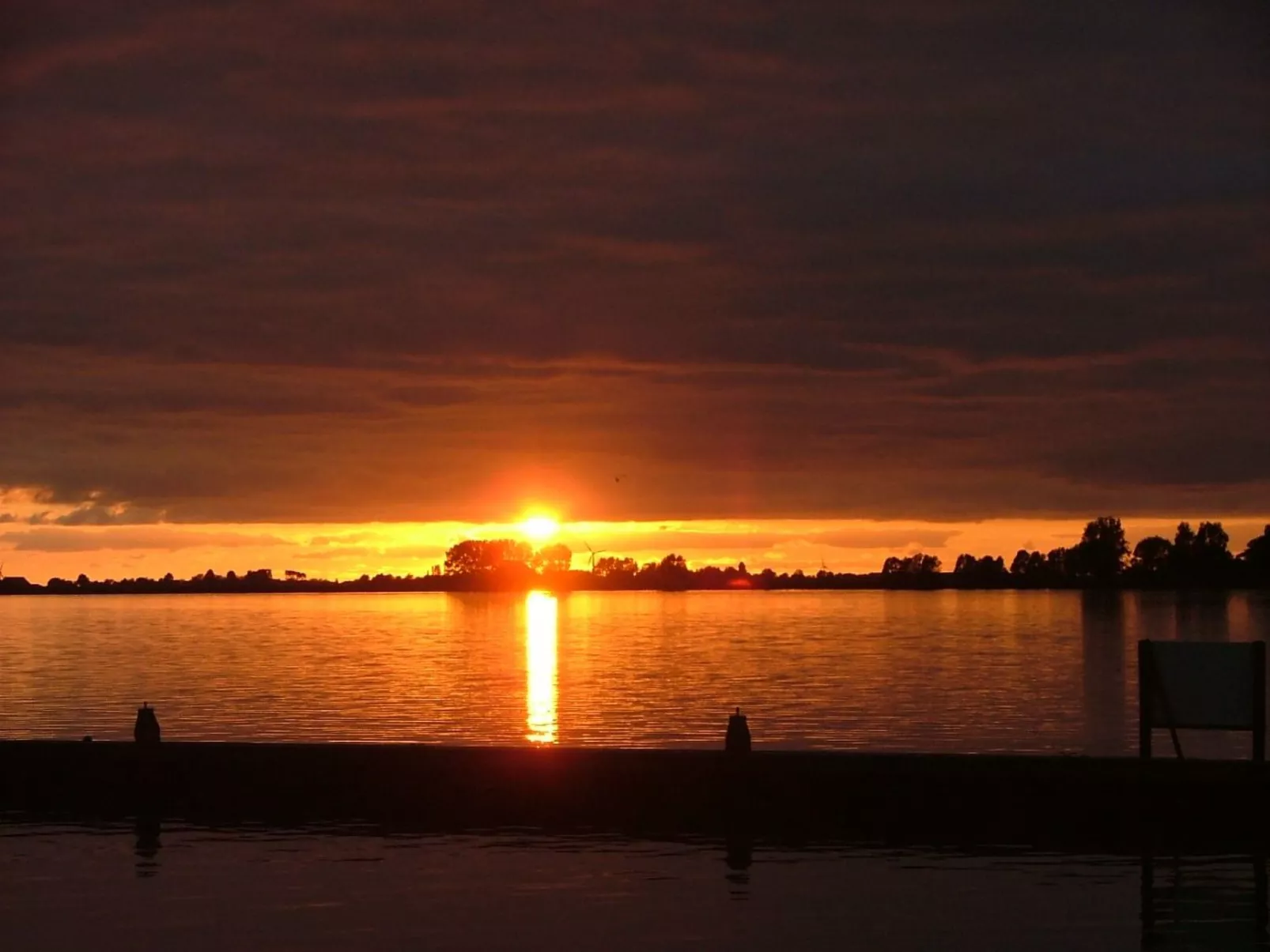 Boot "De Frijheit" mit Blick auf das Wasser-Dehors