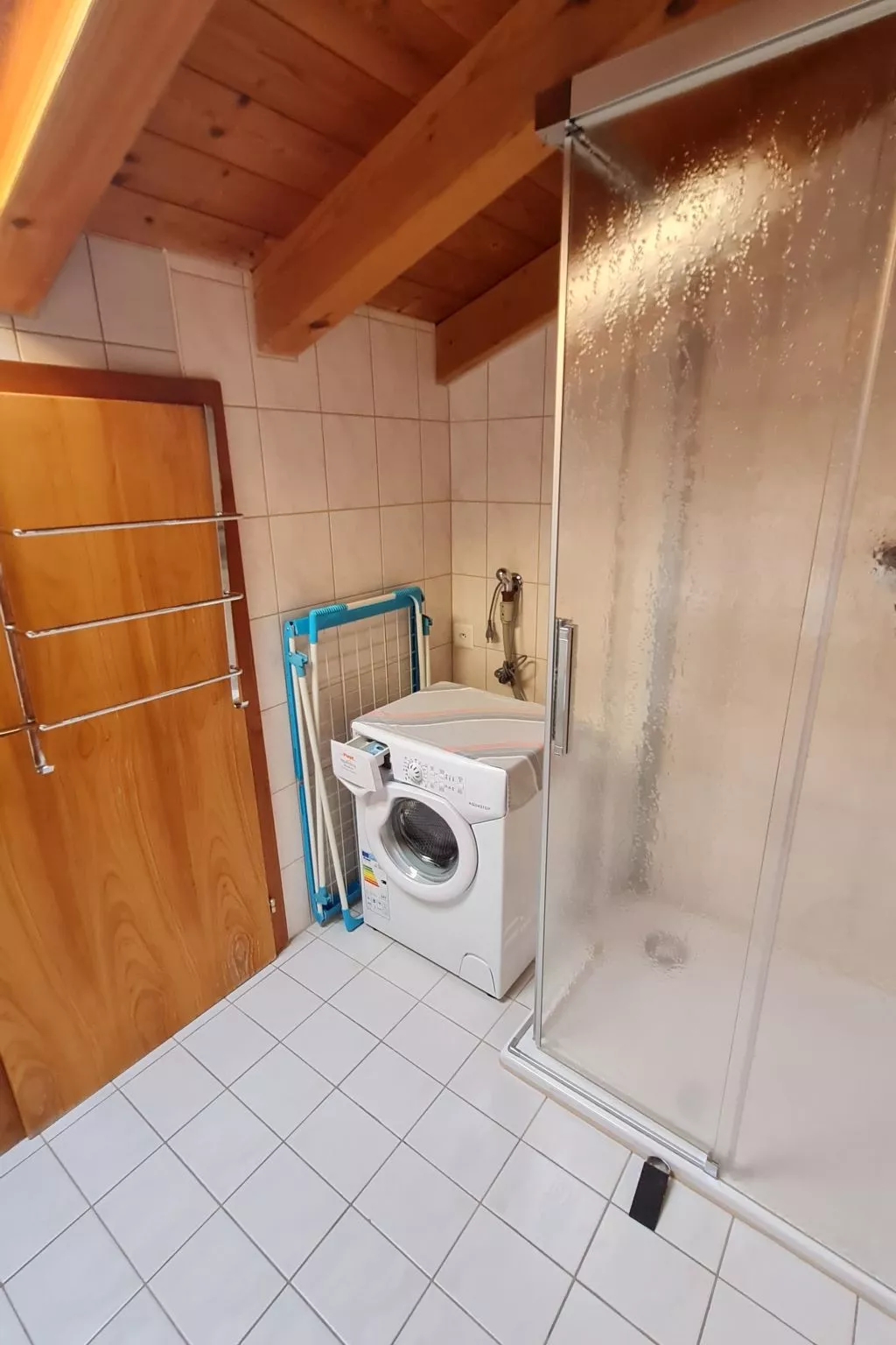 Chalet Haus (bei Einfahrt grosser Nussbaum )-Inside