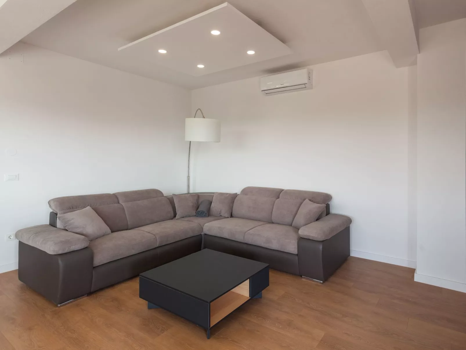 Wunderschöne Ferienvilla Lomari-Dedans