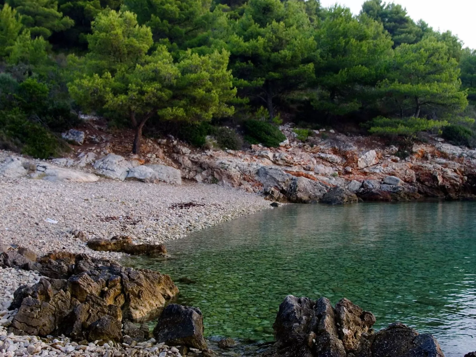 Kleines Steinhaus in einem ruhigen Ort auf der Insel Solta-Draußen