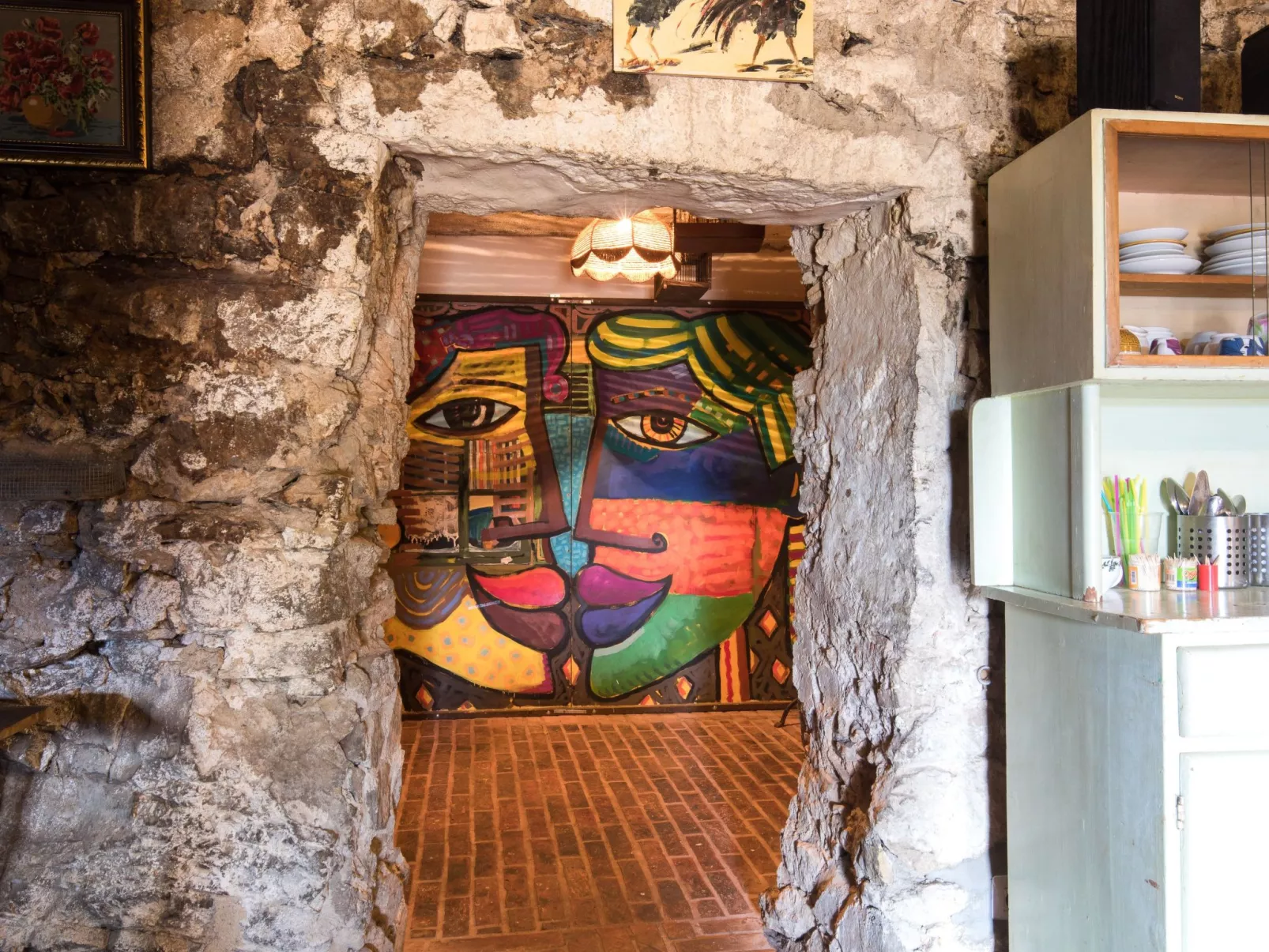 Haus mit modernem Interieur und einer alten Taverne - Image-tags.info