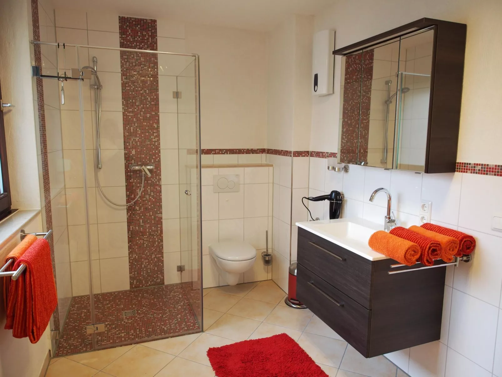 Hochwertige Ferienwohnung mit Terrasse und Garten-Dedans