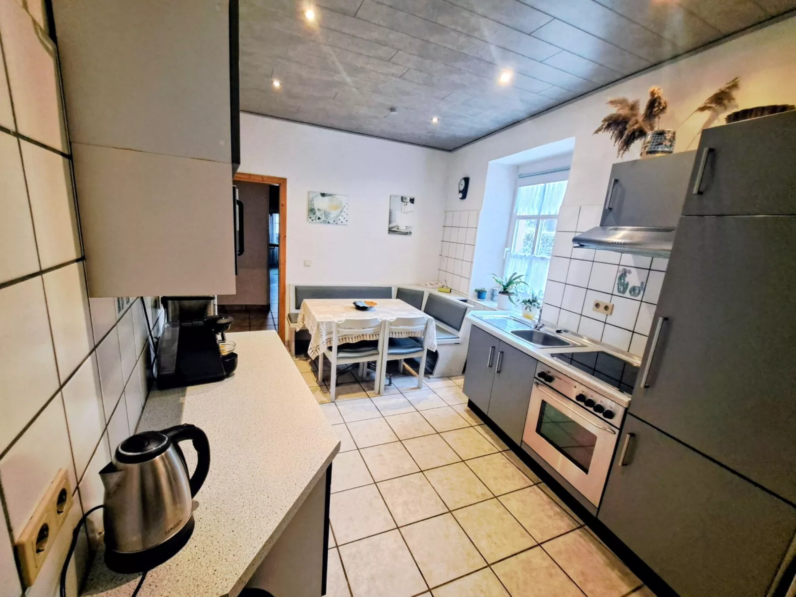 Mit Garten und Parkplatz-Dedans