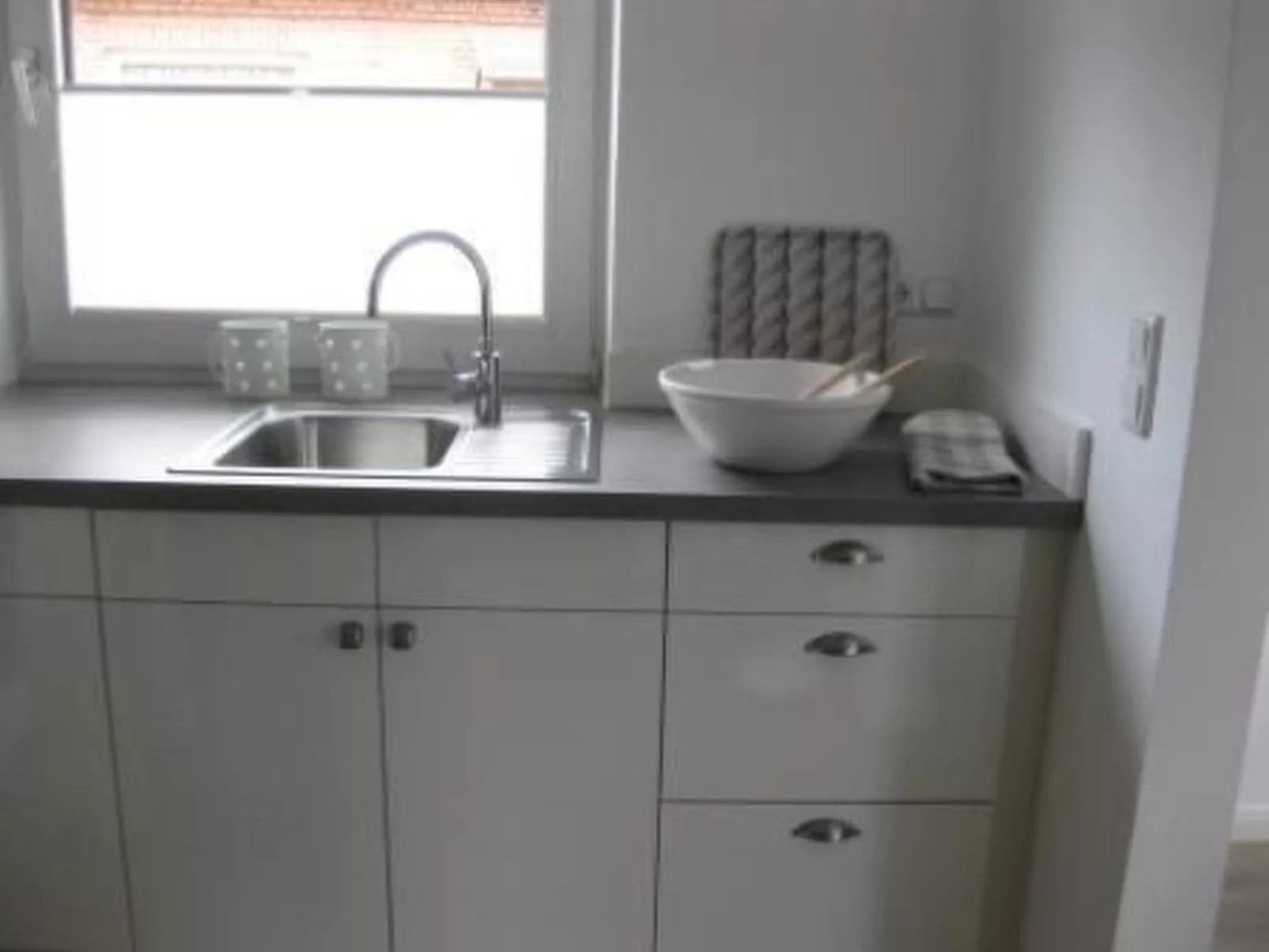 Mit Garten und Parkplatz-Drinnen