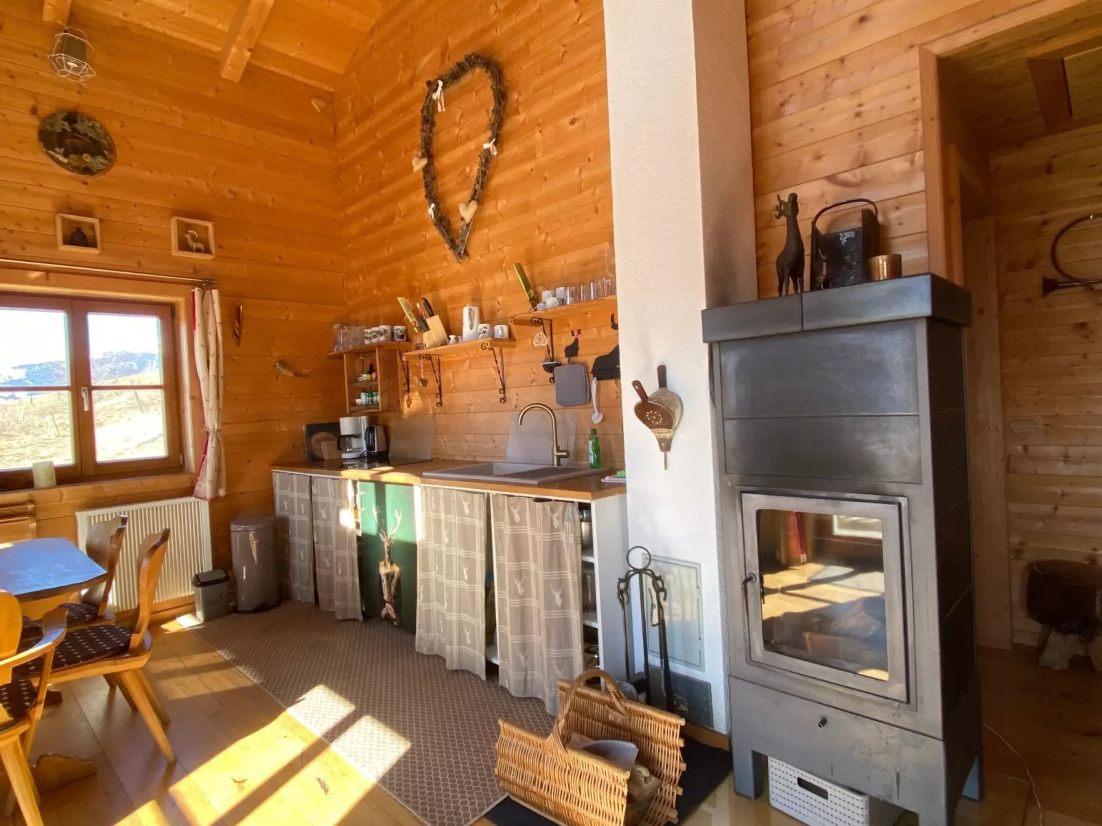 Berghütte mit Blick auf die Berge-Outside