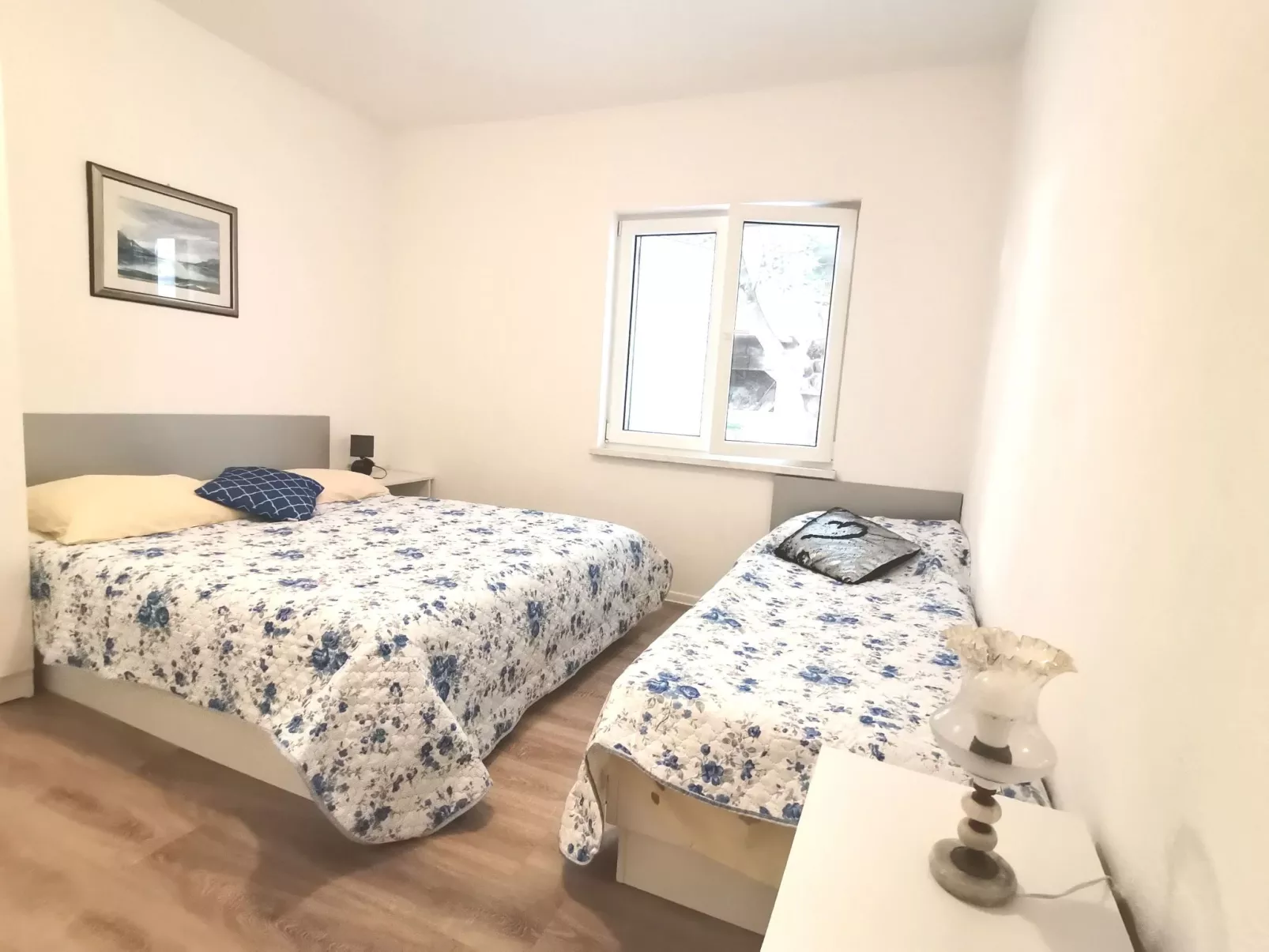 Weiße Idylle auf dem blauen Meer-Dedans