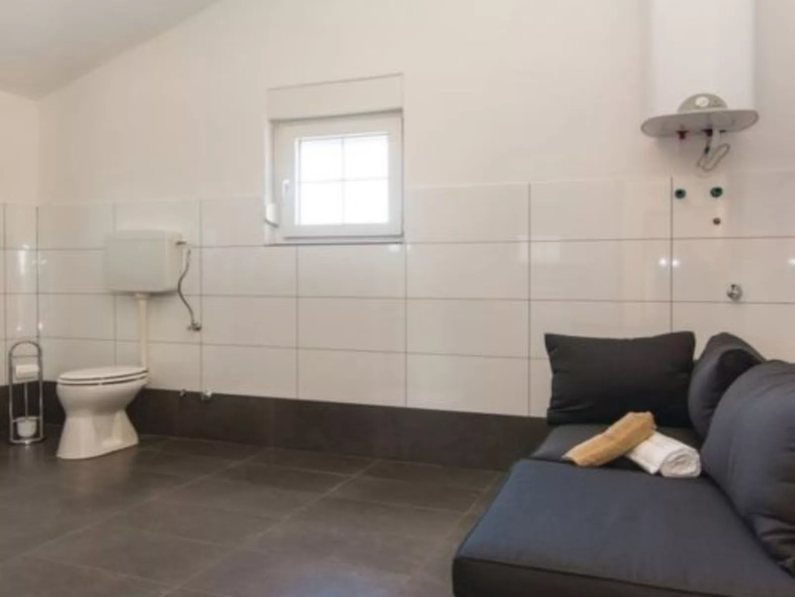 Laura mit Pool-Drinnen