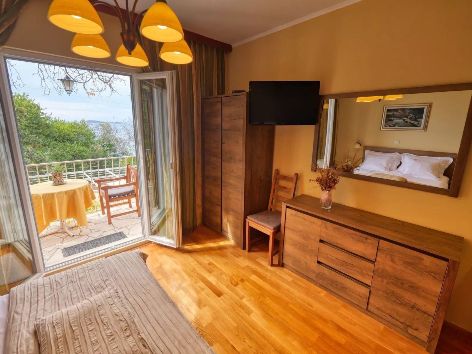 "Helena2" mit Blick auf das Wasser-Inside