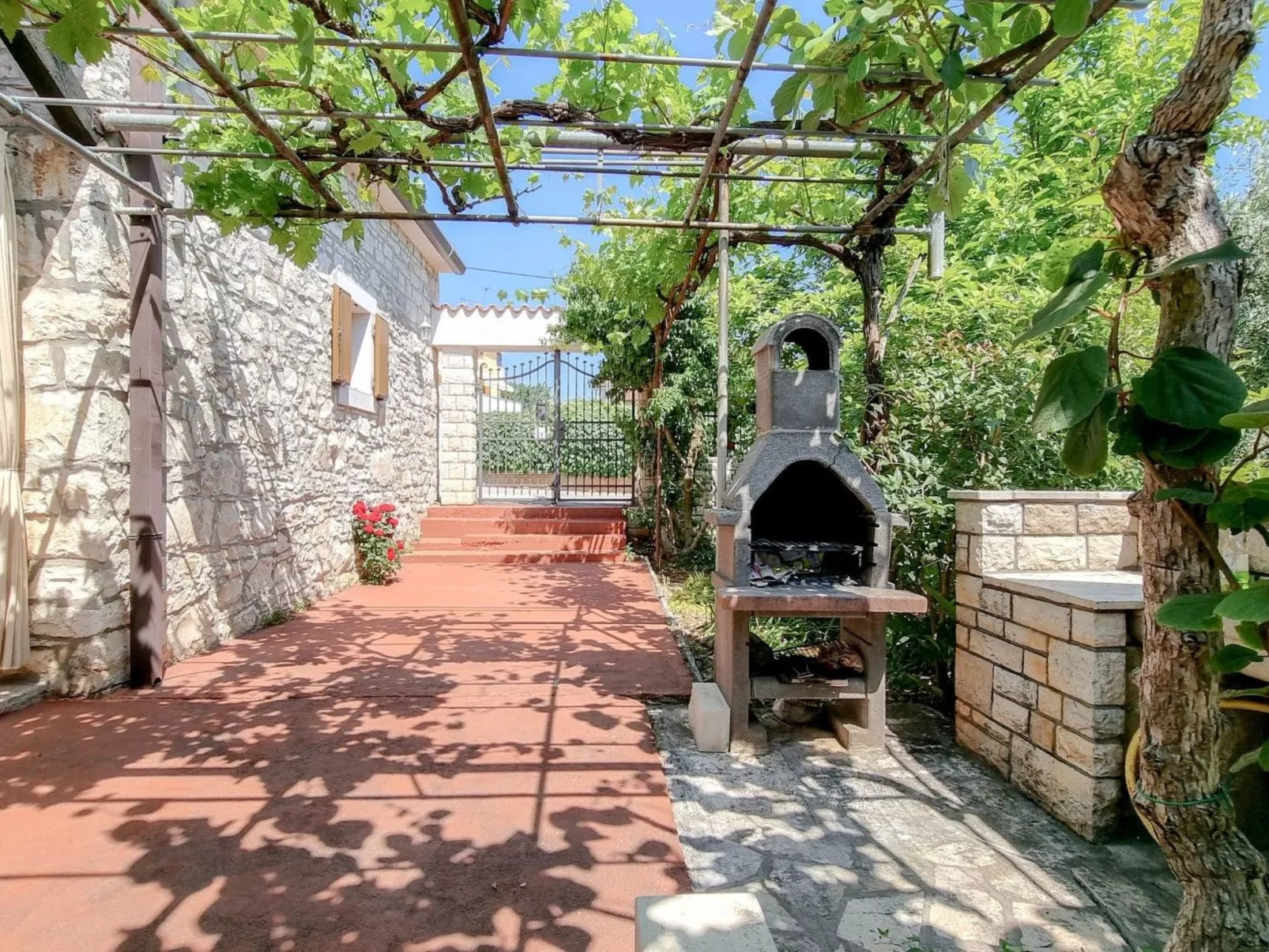 Einzimmerwohnung "Nadja 2" mit Terrasse-Draußen