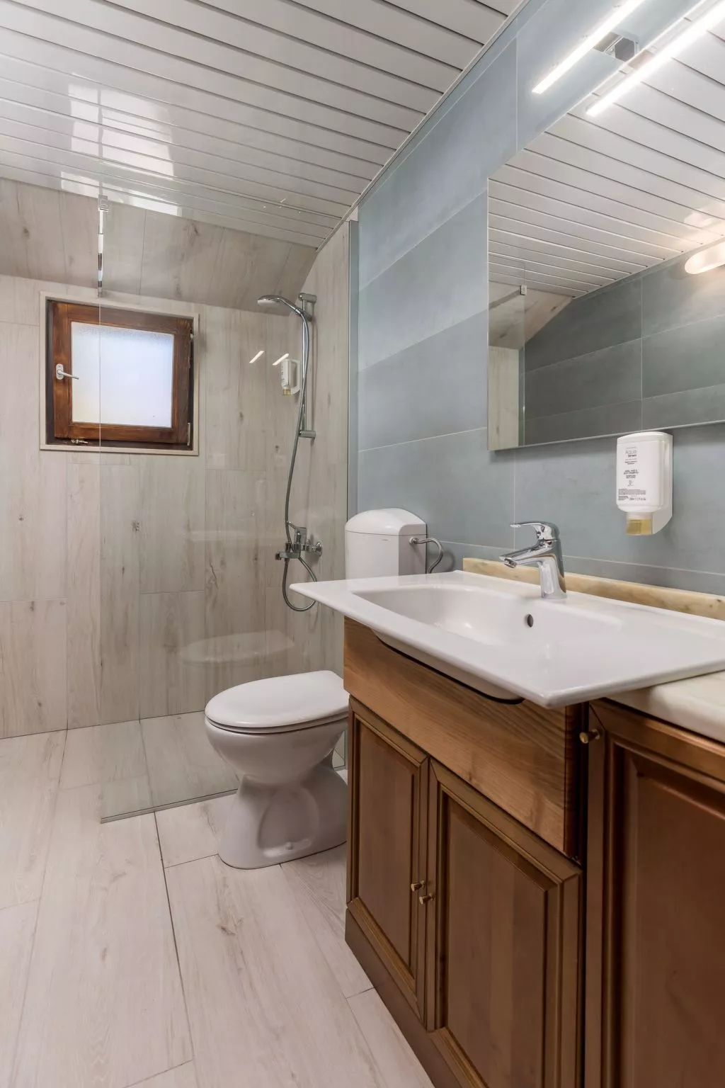 Mit großem Garten und Pool-Drinnen