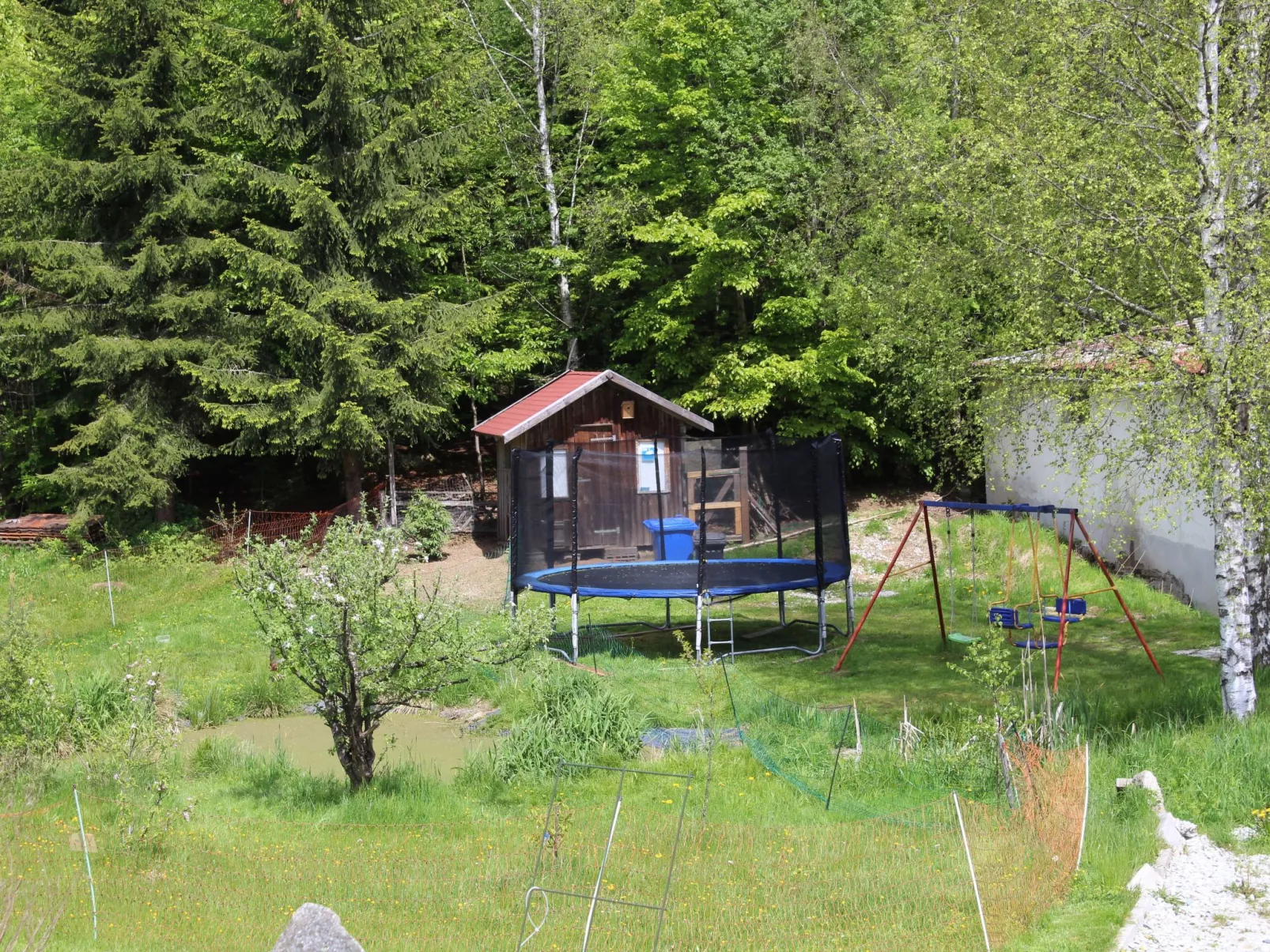 Mit Kaminofen, Fitnessraum und Sauna-Draußen