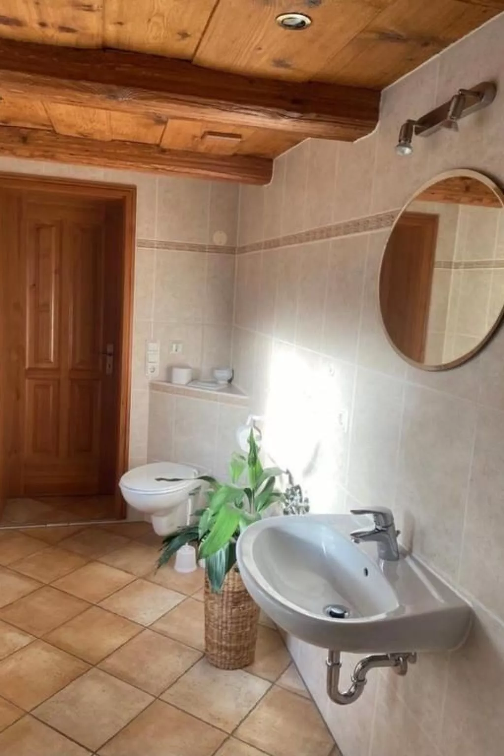 Mit Blick auf das Wasser-Inside