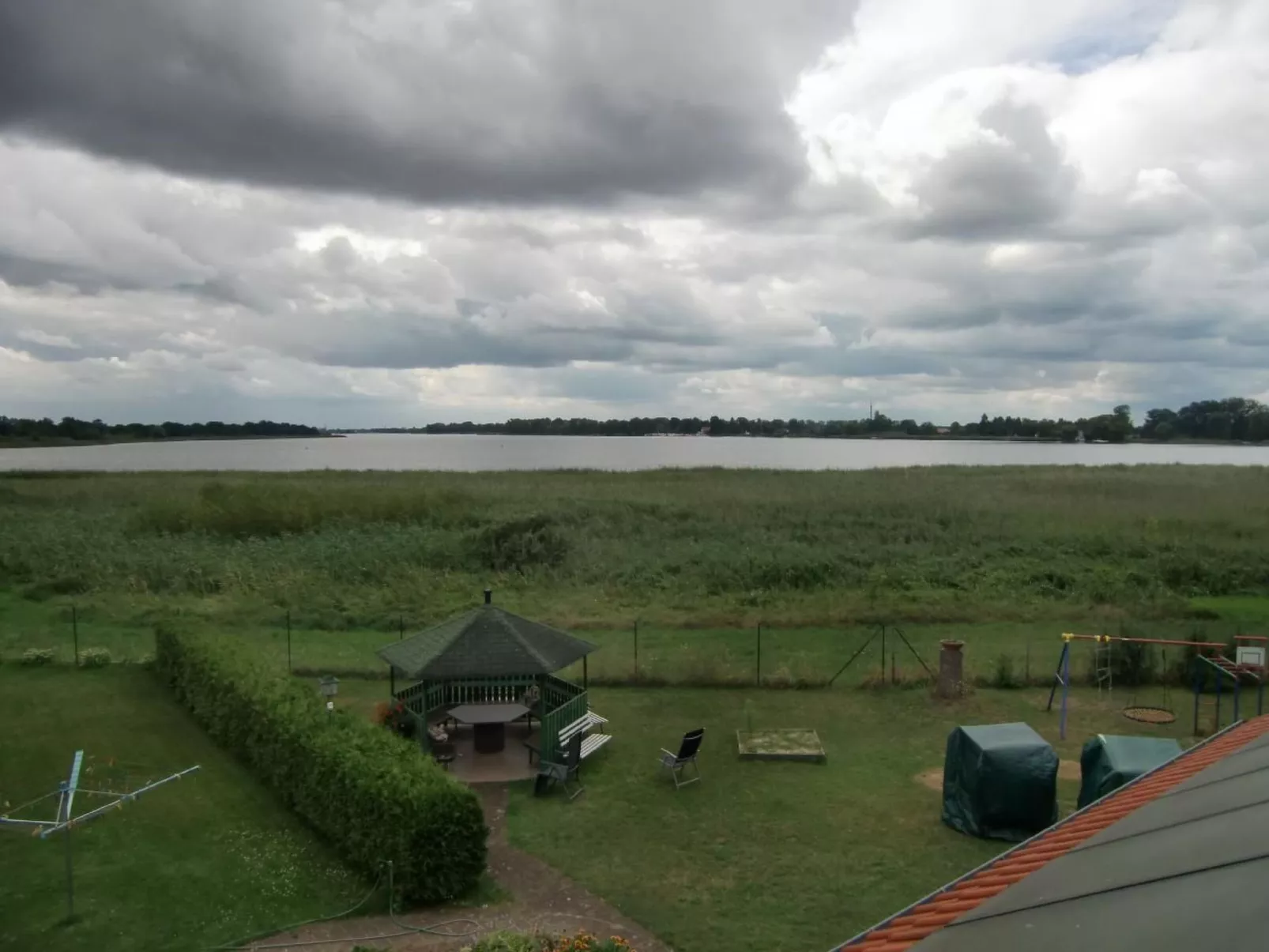 Nette Wohnung mit Garten, Grill und Pool-Drinnen