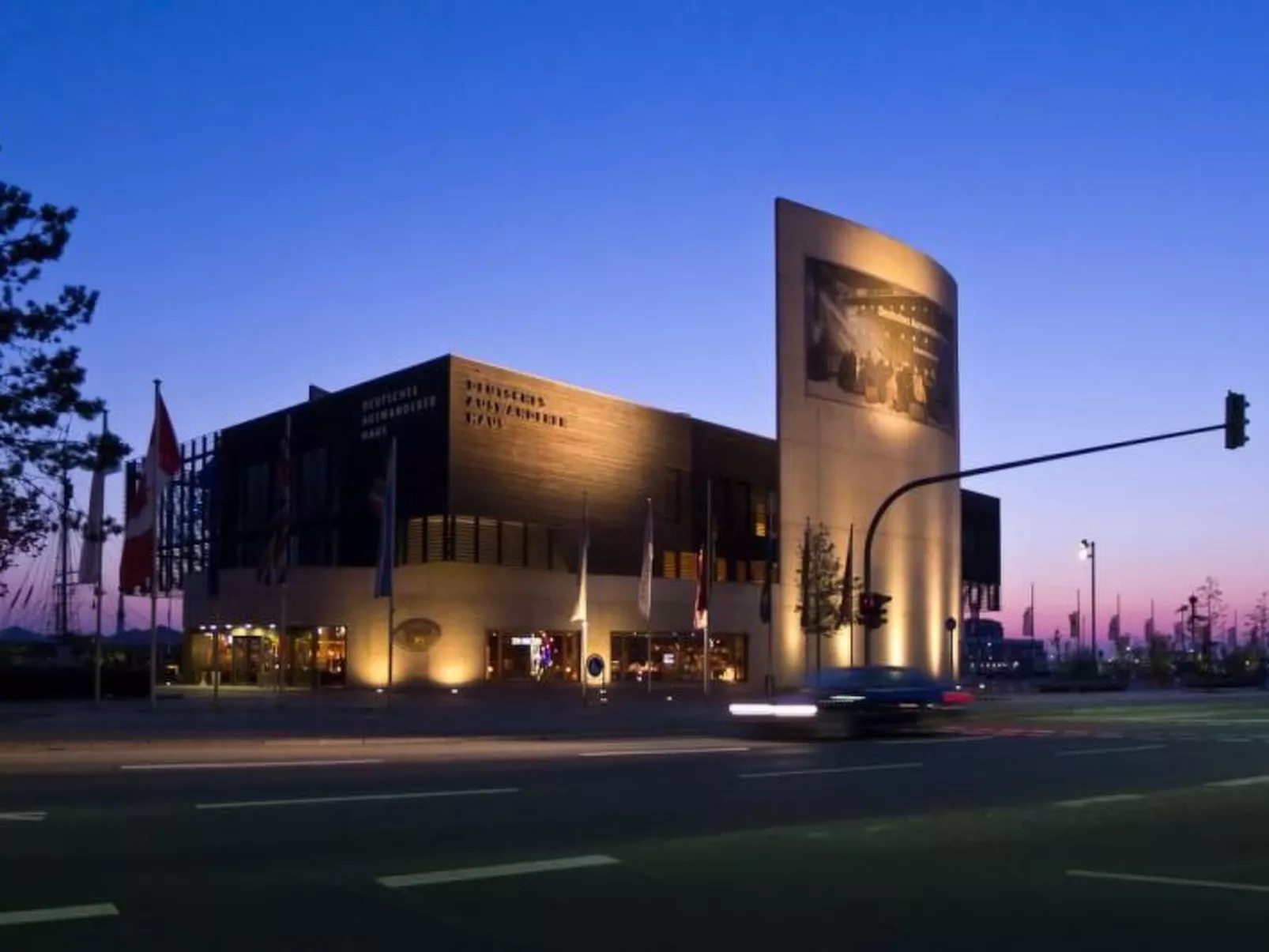 Zentrale Wohnung mit Klavier, Kunst und Design-Draußen