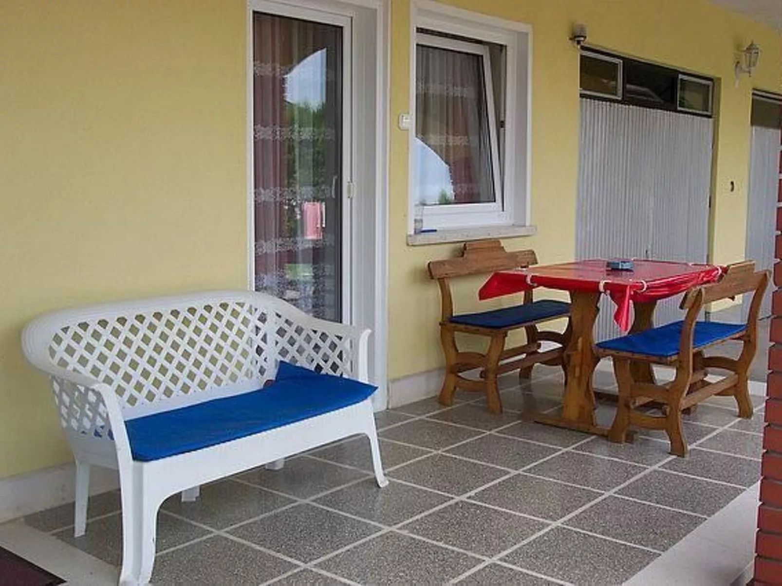 Mit Garten, Terrasse und Grill-Dehors