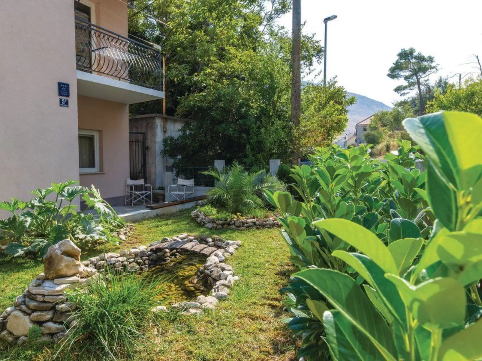 Žrnovnica, Entspannung am Flussufer-Image-tags.info