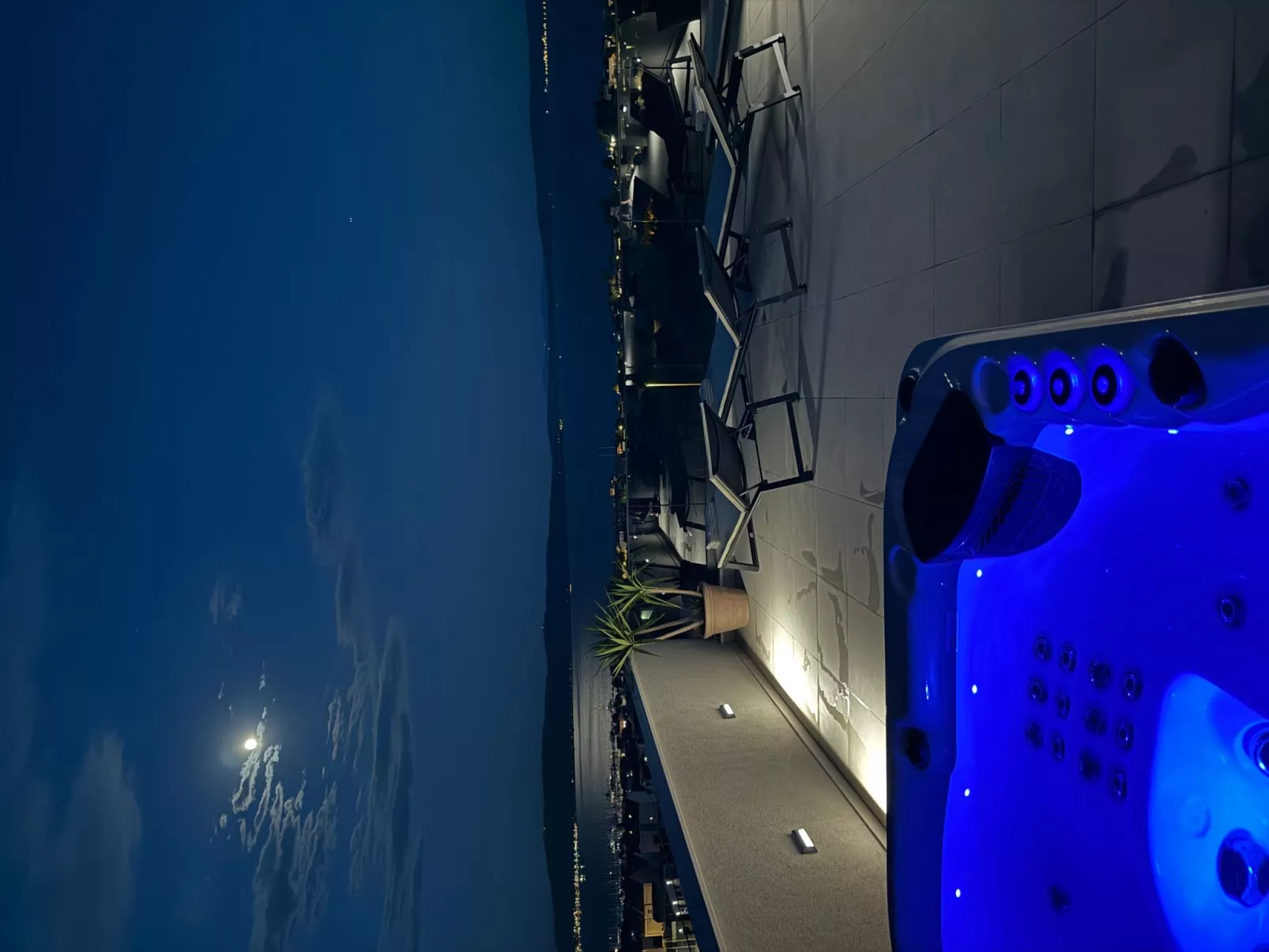 "Magnificent Lux View"-Outside