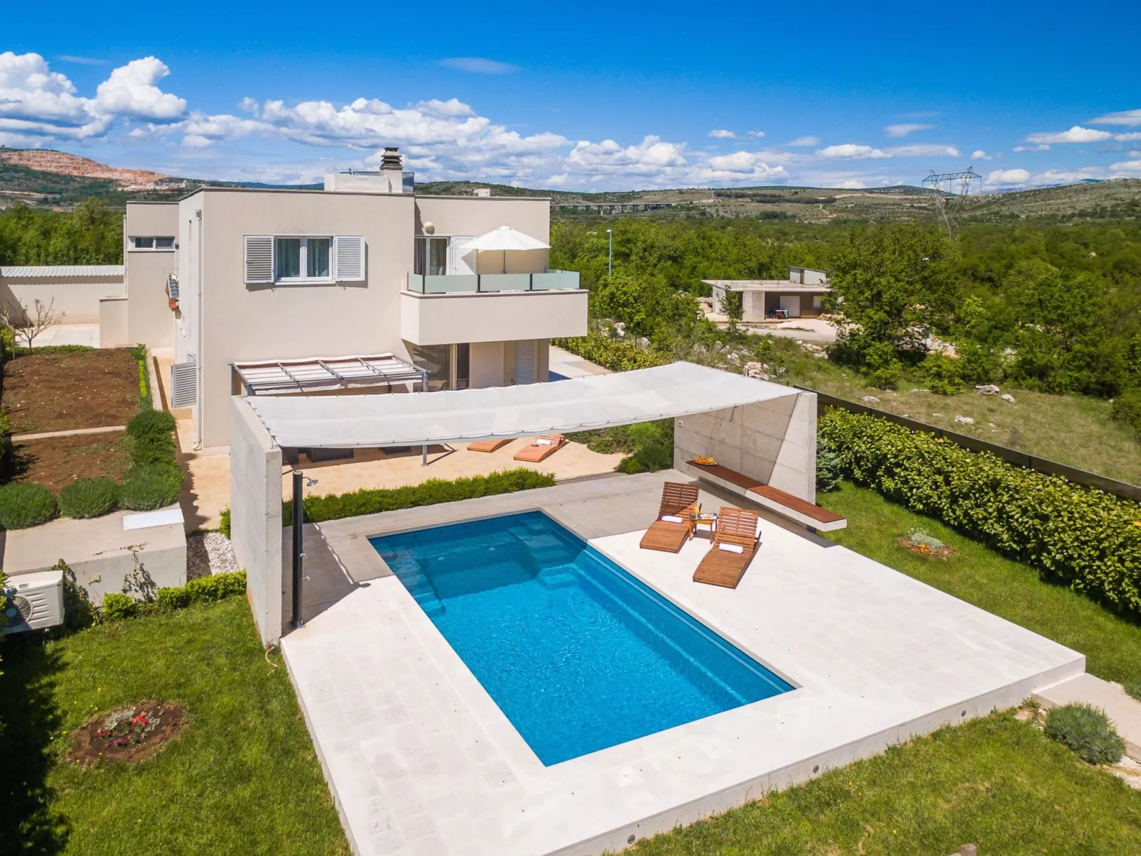 In Dugopolje mit Beheiztem Pool-Outside