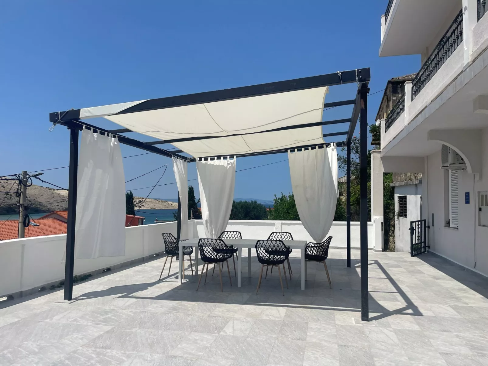 Mit Blick auf das Wasser-Drinnen