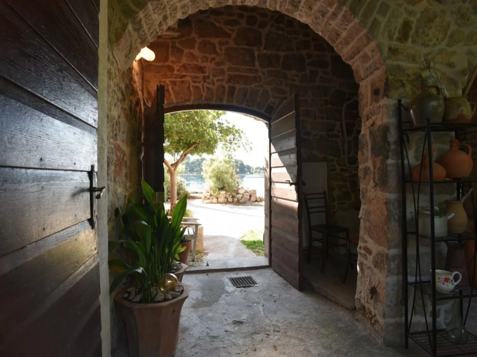 Steinhaus in Strandnähe mit Whirlpool-Inside