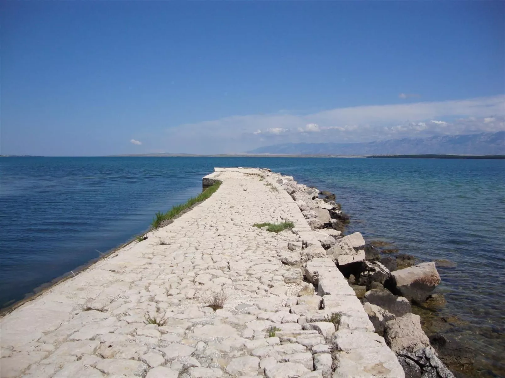 Am Fluss gelegenes Haus mit Galerieschlafplätzen-Inside